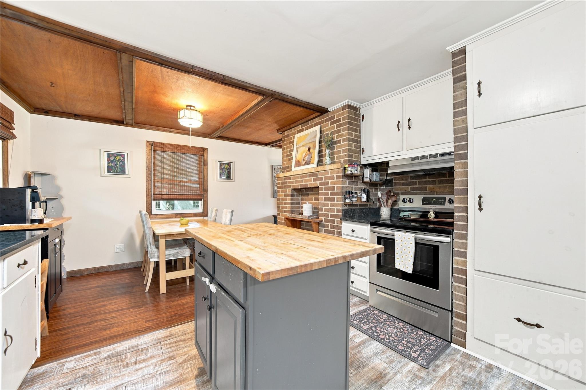 Kitchen w/island - 7704 Otts Circle, Stanley