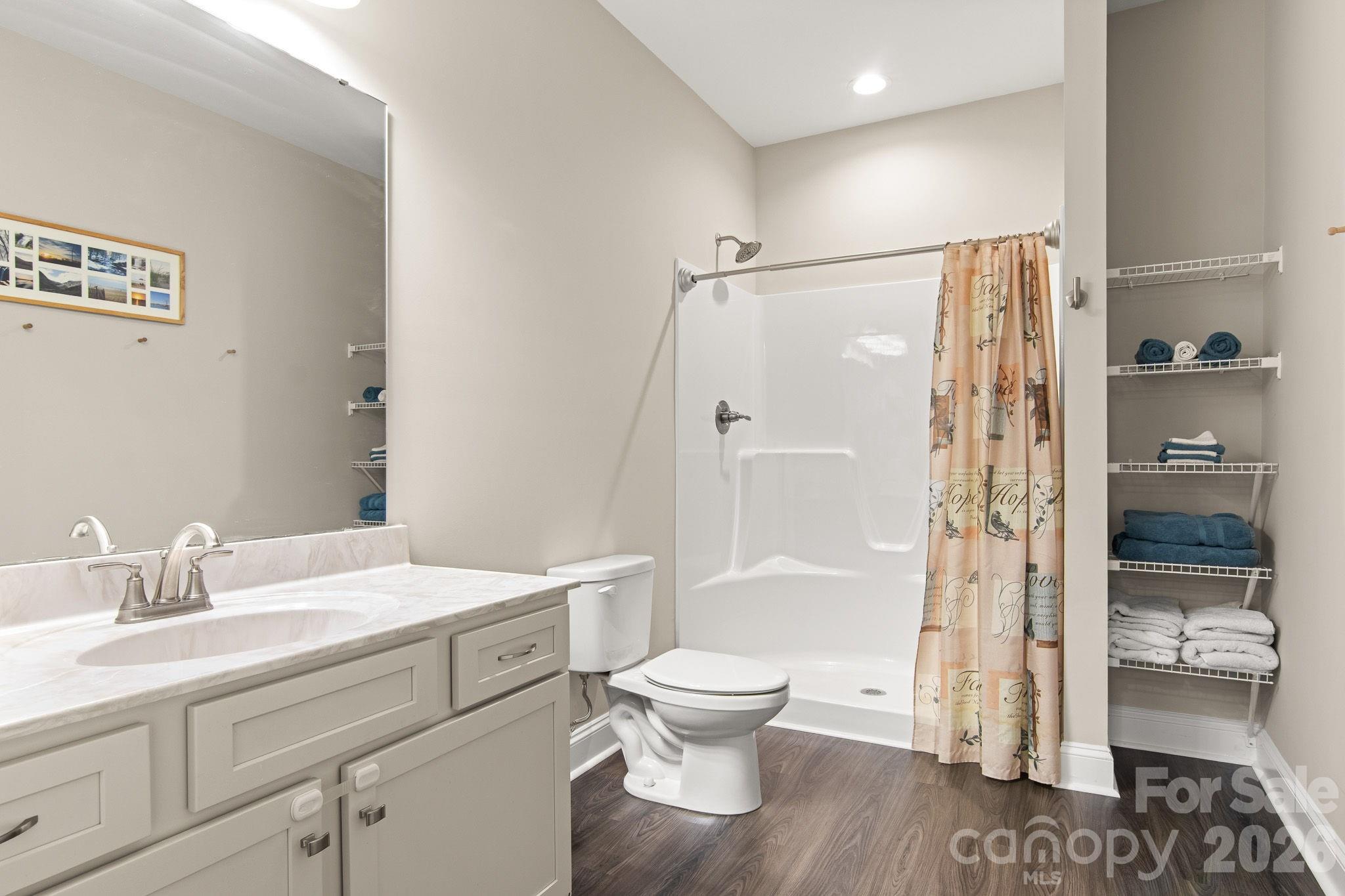 Full Guest Bath - 206 N Harbor Watch Drive, Statesville