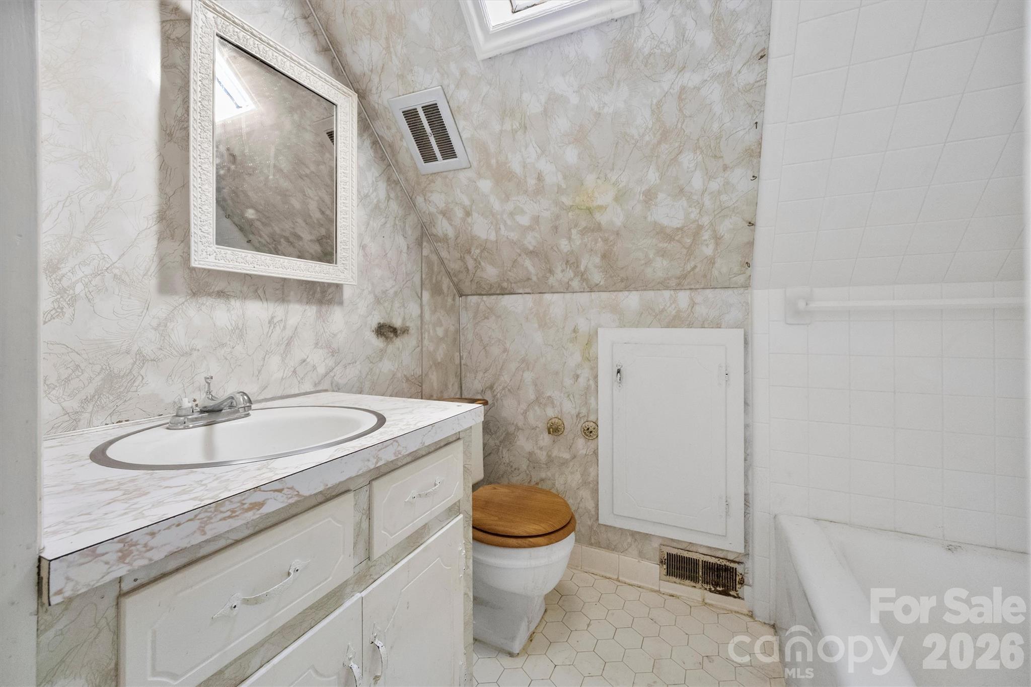 Primary bathroom - 131 Baywatch Drive, Mooresville