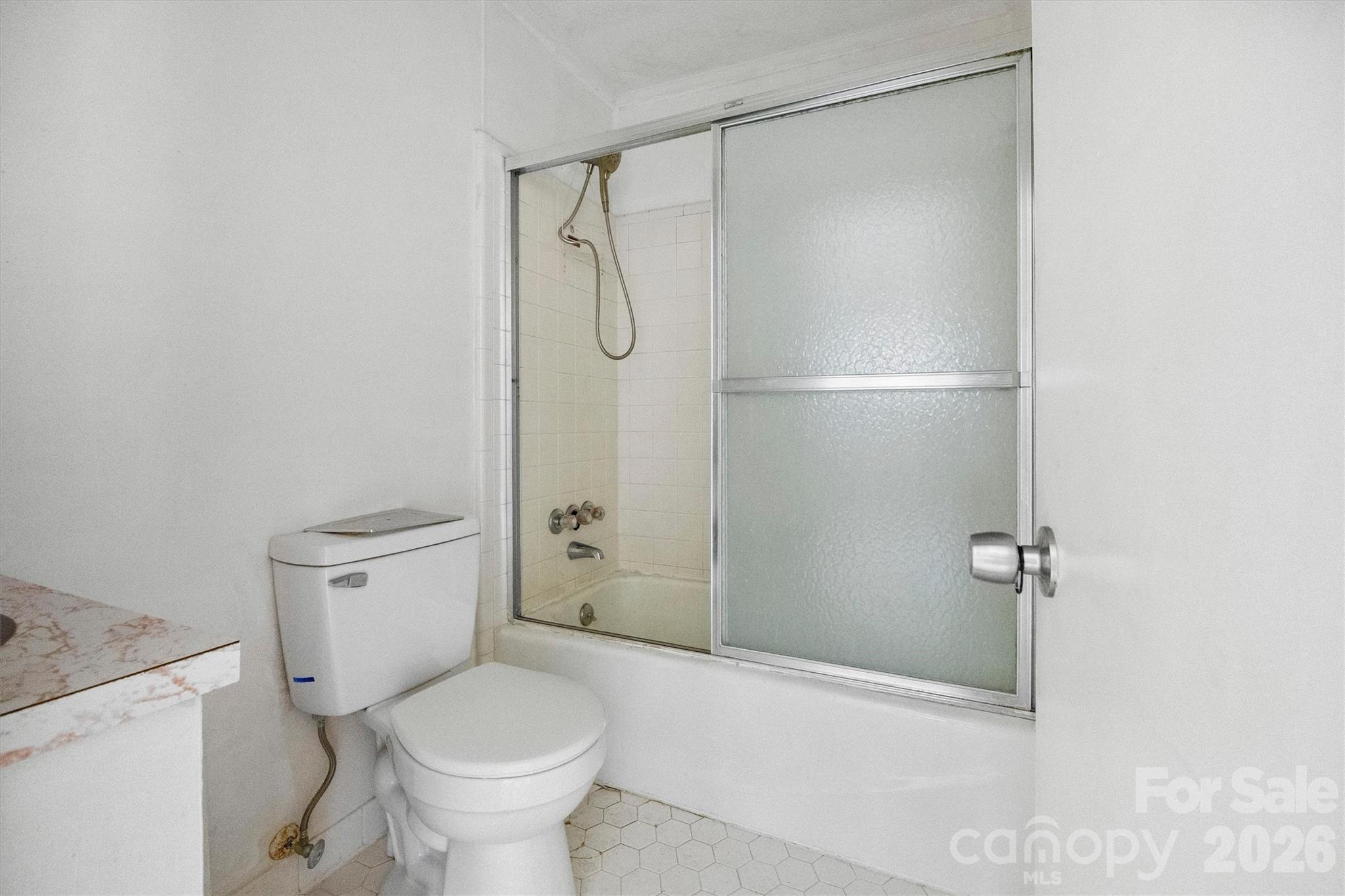 Main level full bathroom - 131 Baywatch Drive, Mooresville
