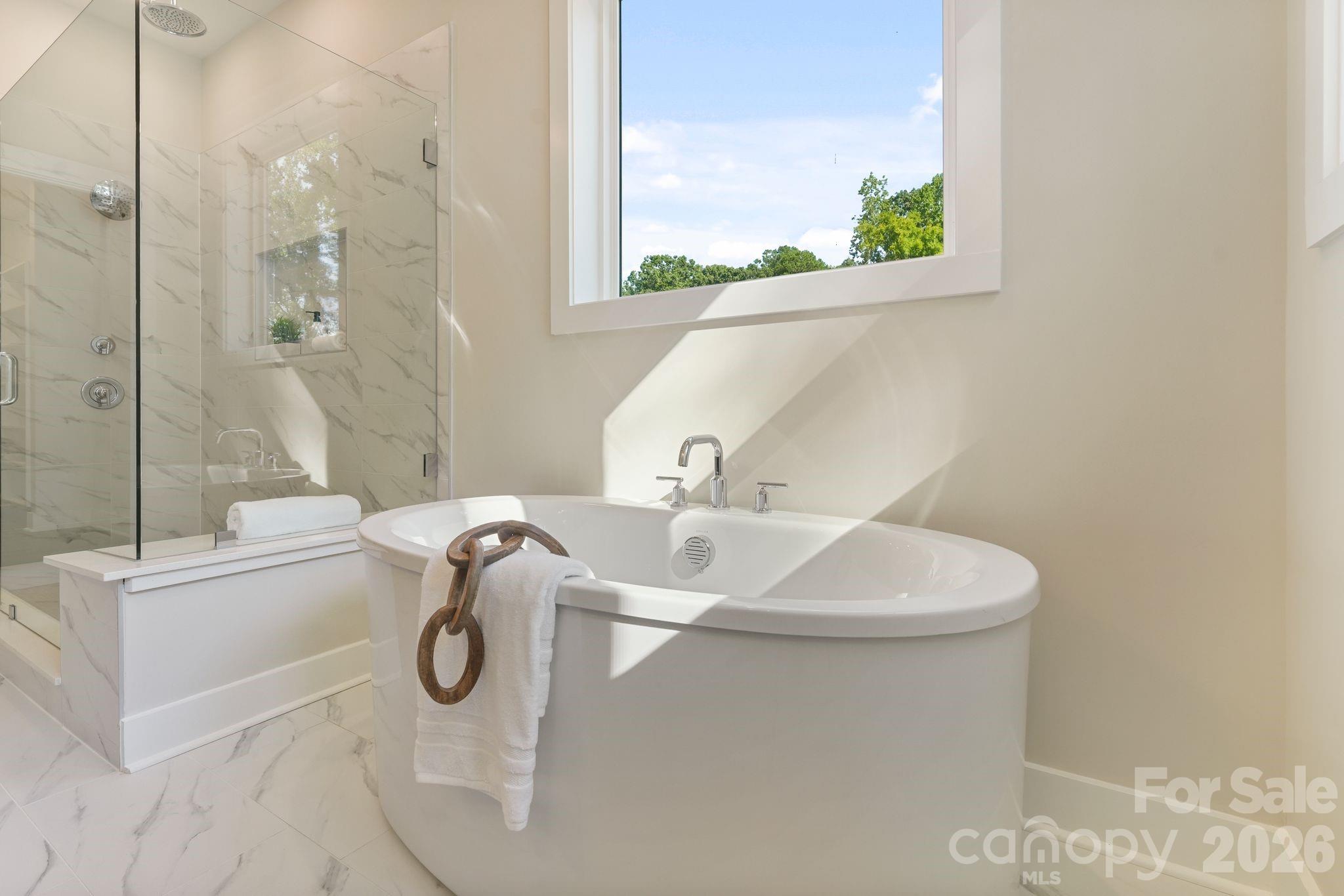 Over-sized soaking tub - 4531 Splash Trail, Sherrills Ford