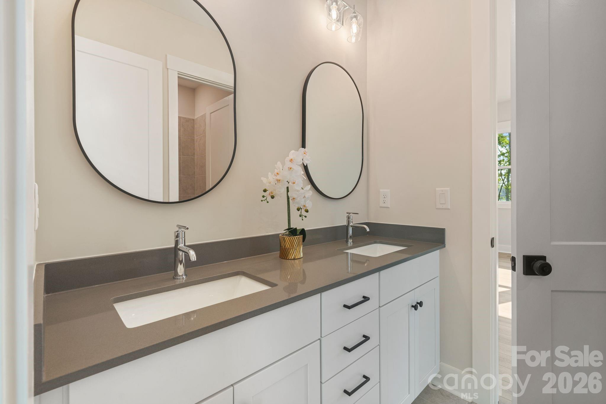 Jack and Jill bathroom connect the 3rd and 4th bedrooms - 4531 Splash Trail, Sherrills Ford