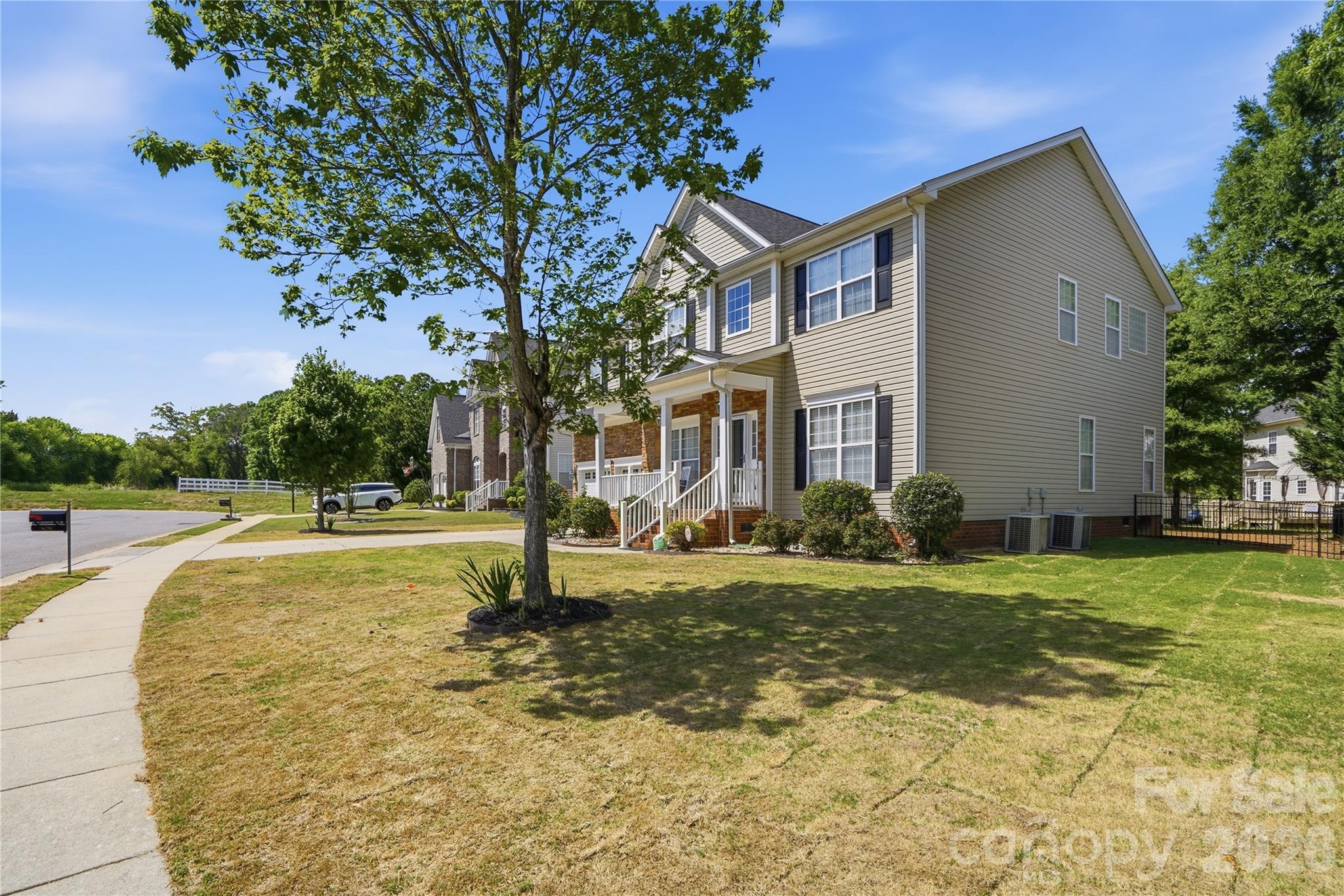 Single Family Residence at 509 Evening Mist Drive, Fort Mill, photo 4 of 48