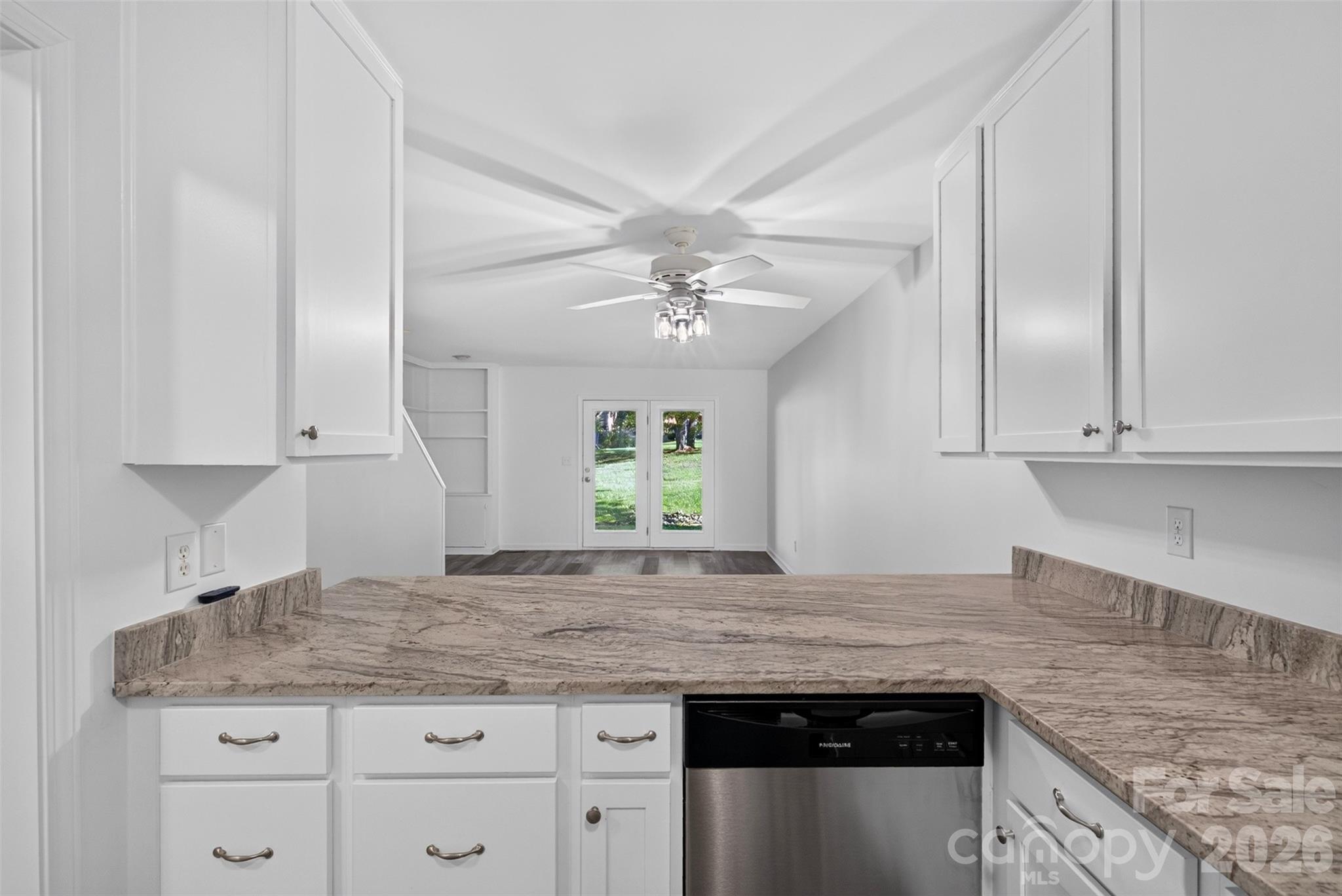 Gorgeous new countertops! - 132 Colony Drive, Arden