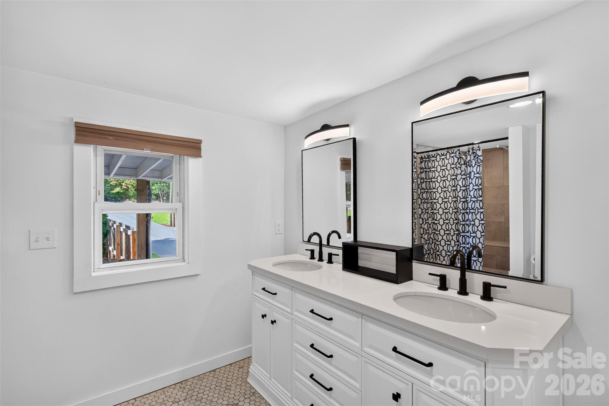 Master Ensuite - 39 Wyatt Street, Asheville