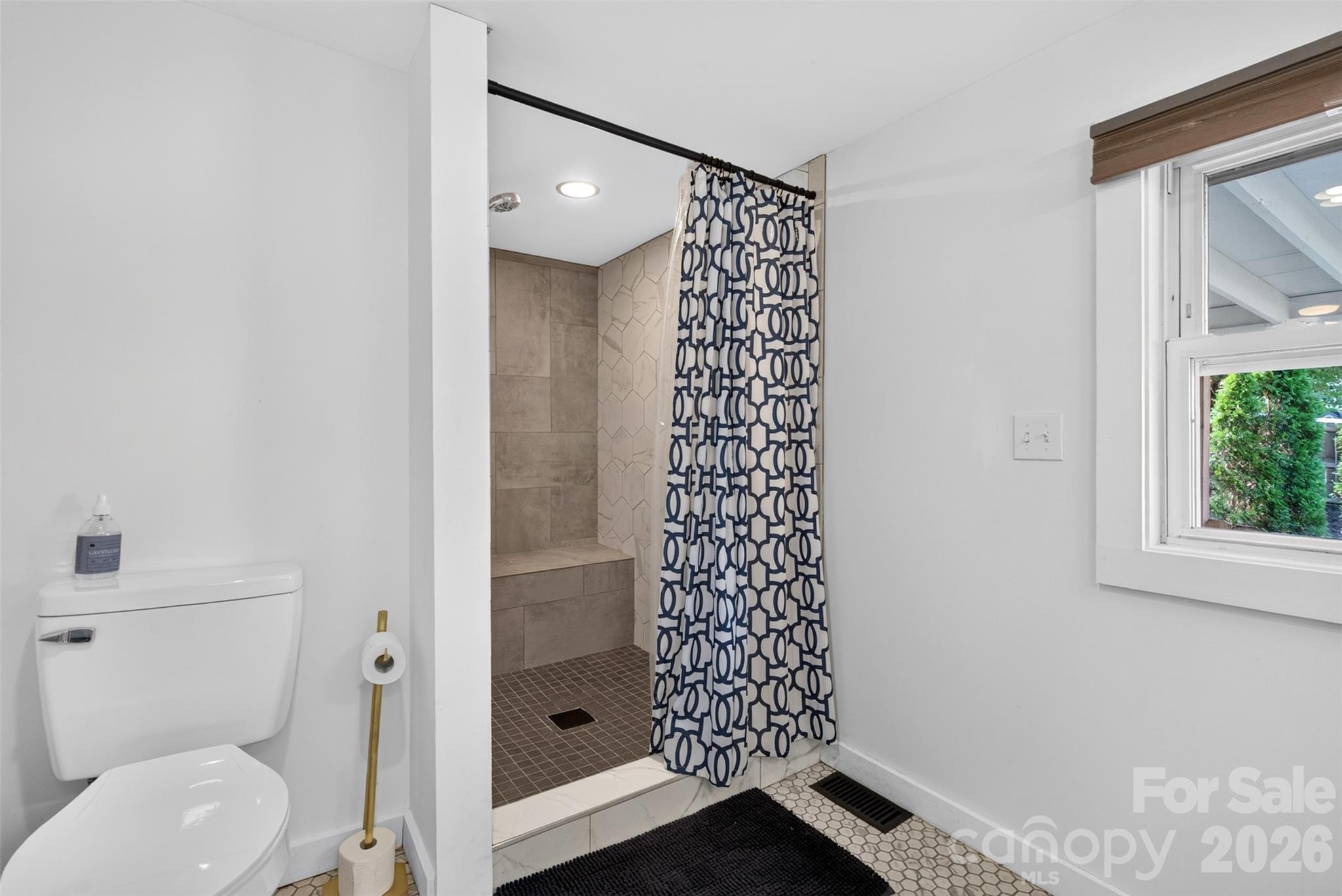 Master Ensuite - 39 Wyatt Street, Asheville