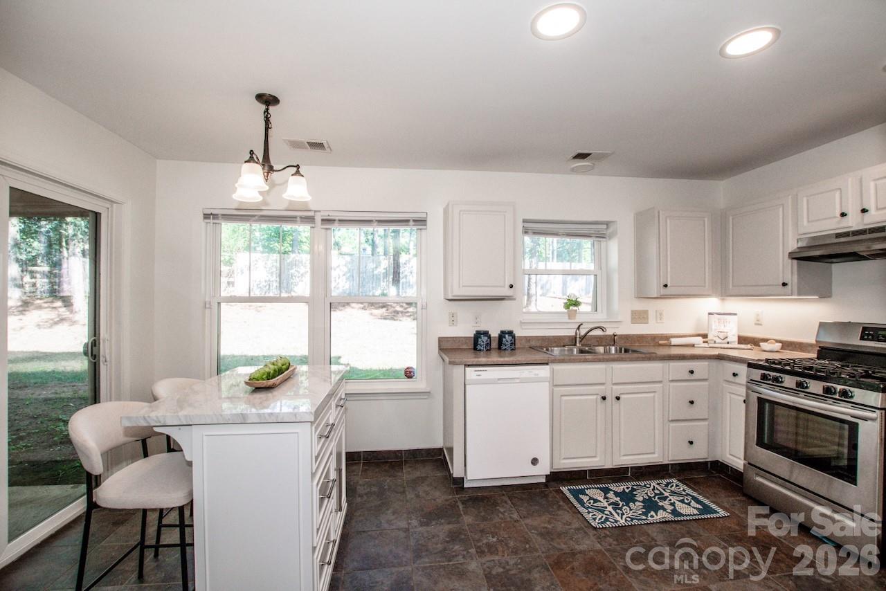 Single Family Residence at 7605 Wynstone Ridge Circle, Huntersville, photo 10 of 38