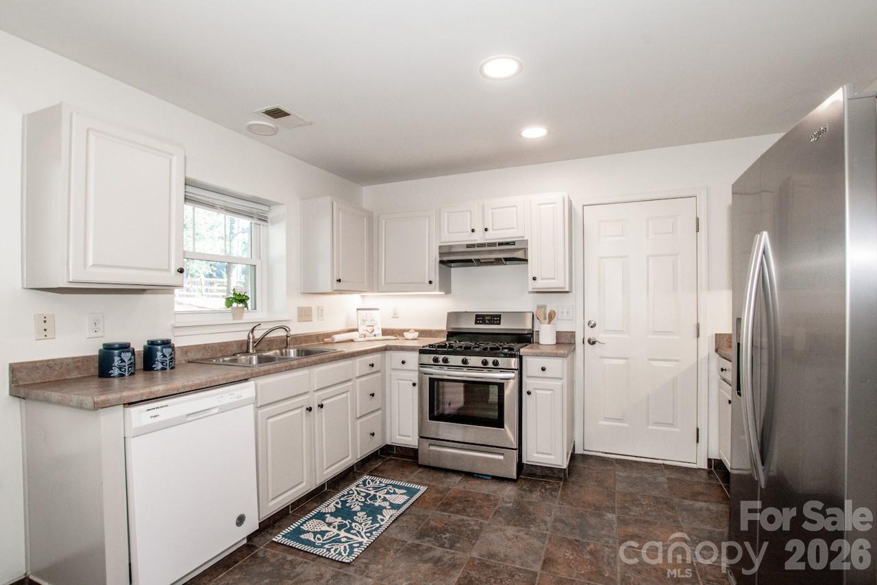 Single Family Residence at 7605 Wynstone Ridge Circle, Huntersville, photo 11 of 38