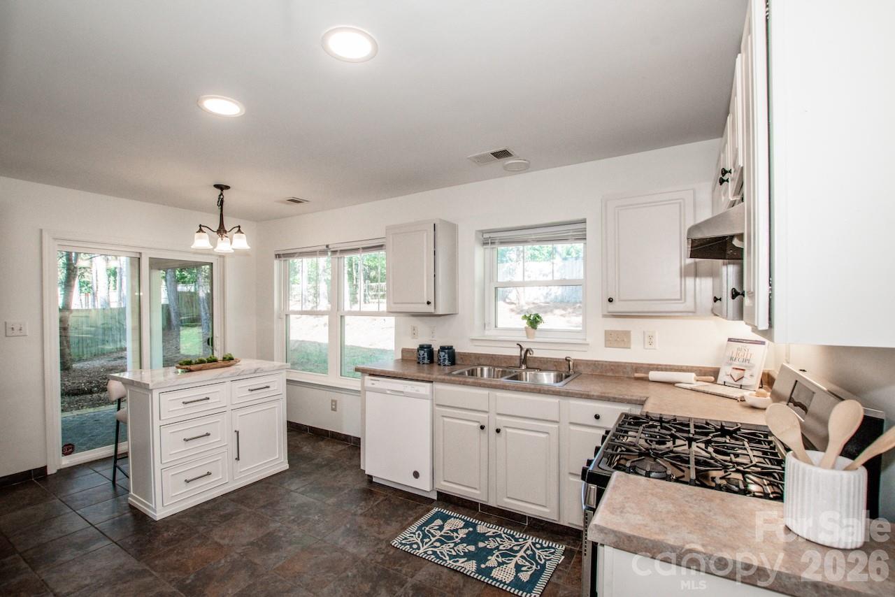 Single Family Residence at 7605 Wynstone Ridge Circle, Huntersville, photo 12 of 38