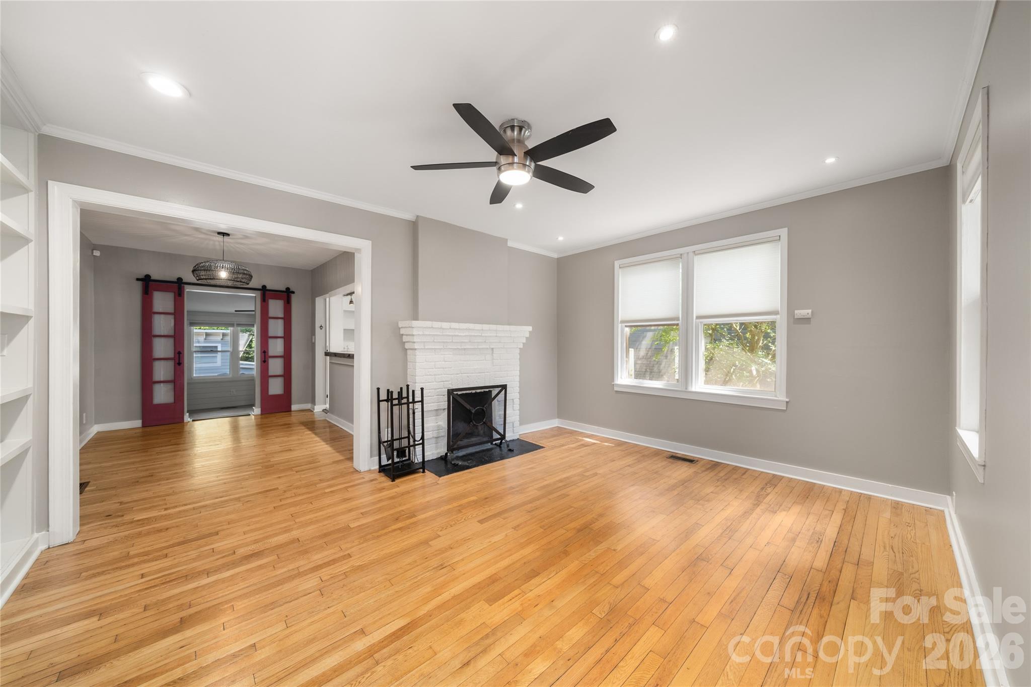 Spacious bright front facing gathering room - 101 Olney Road, Asheville