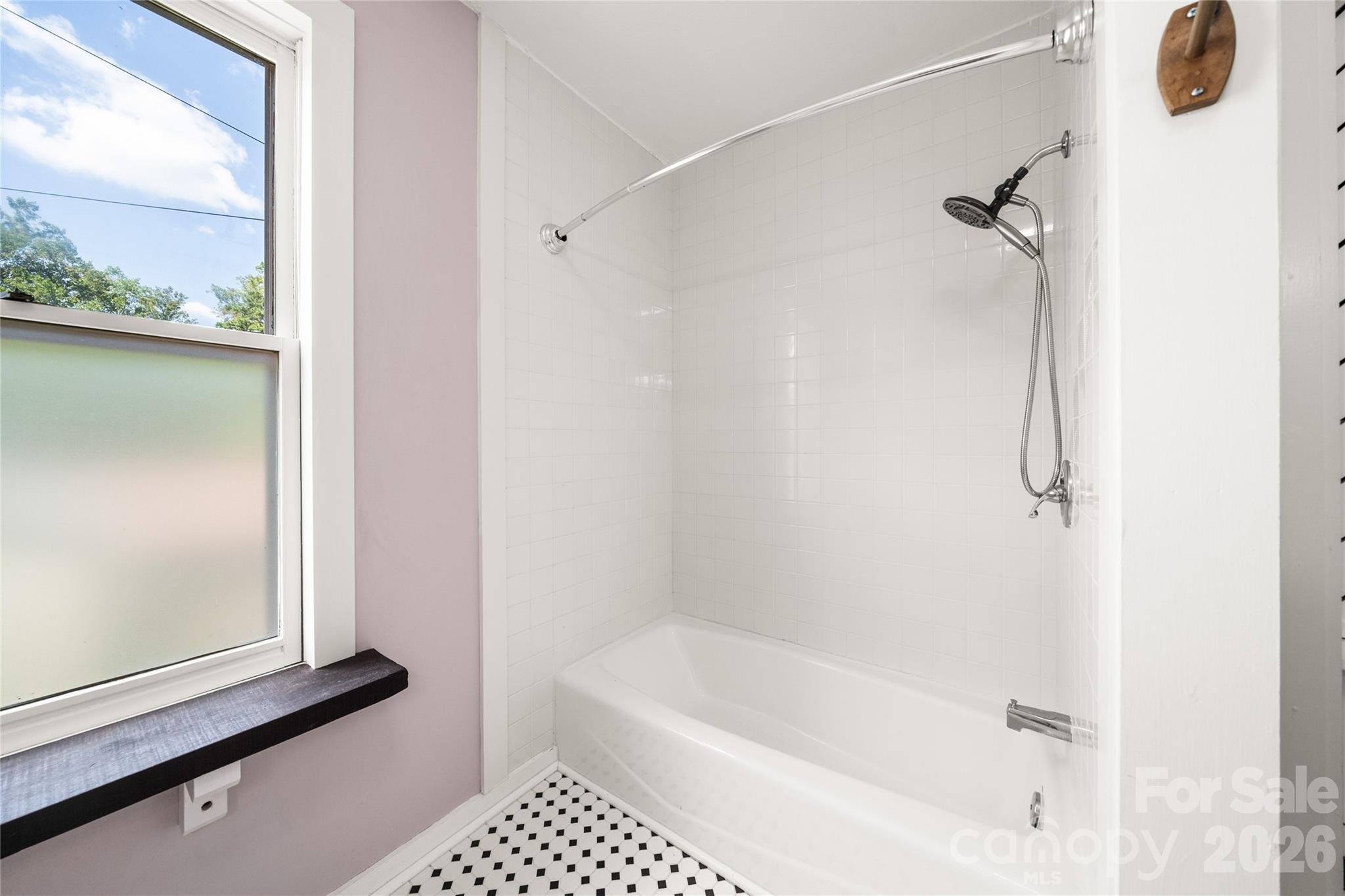 Bright full bathroom with lovely tub/shower combination - 101 Olney Road, Asheville