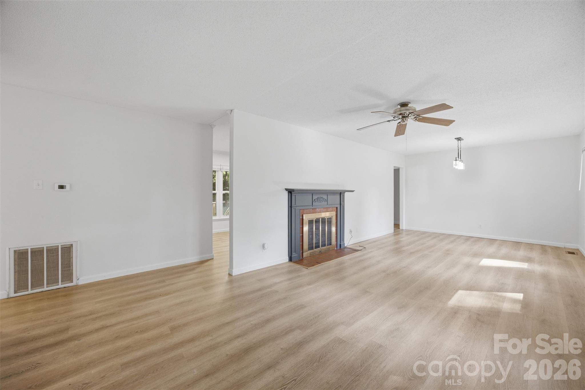 Single Family Residence at 737 Lakeview Drive, Henderson, photo 5 of 18