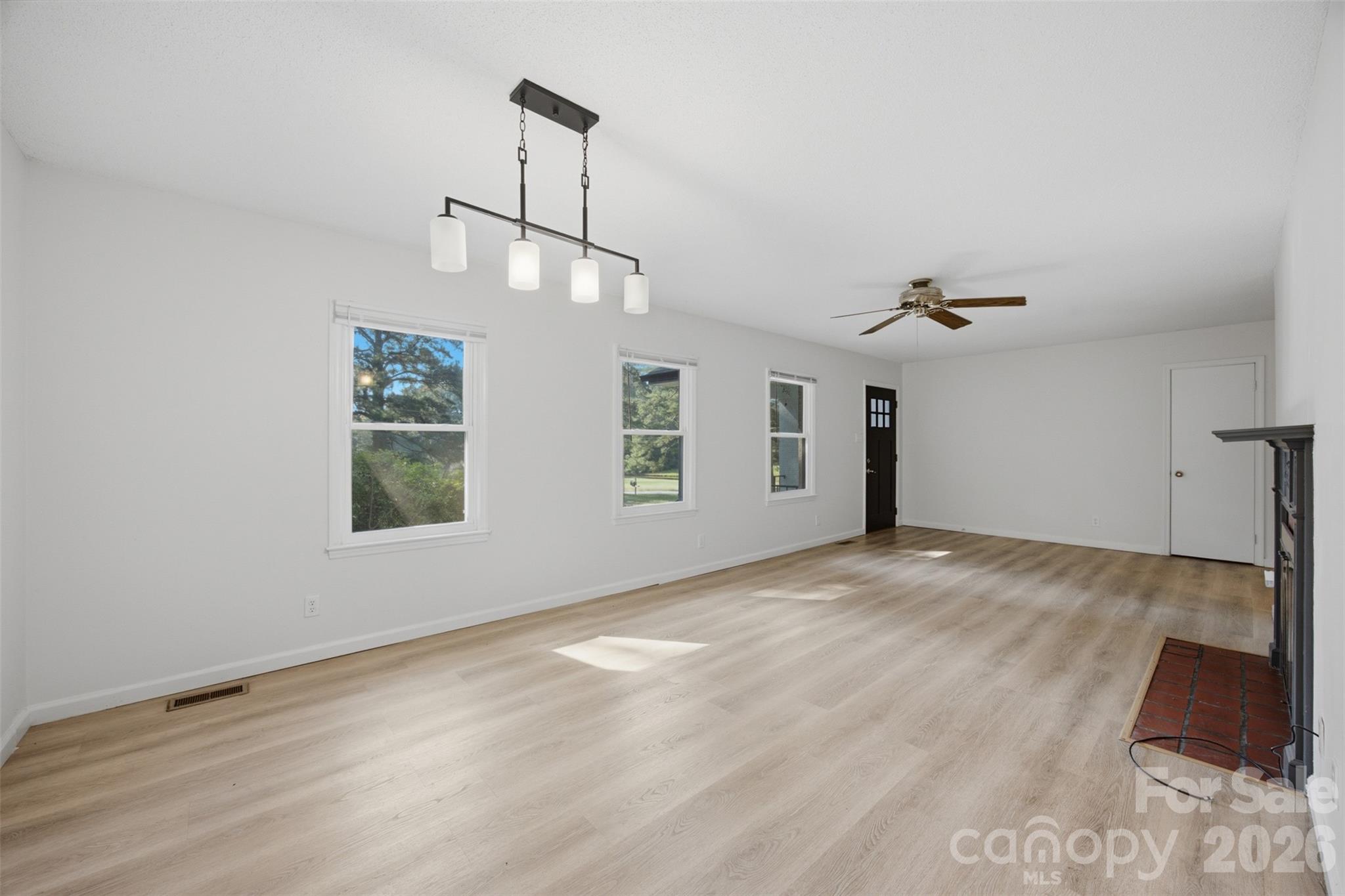 Single Family Residence at 737 Lakeview Drive, Henderson, photo 6 of 18