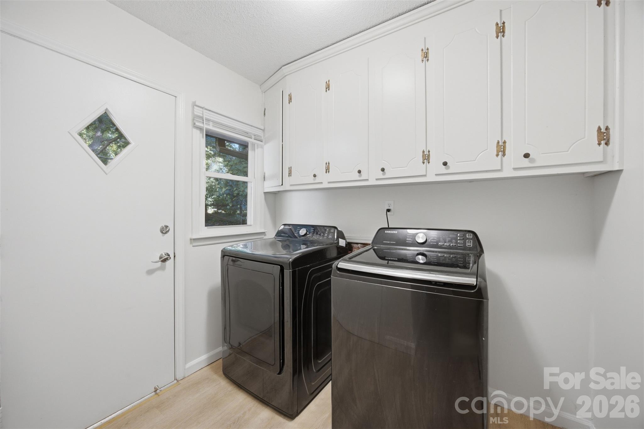 Single Family Residence at 737 Lakeview Drive, Henderson, photo 7 of 18