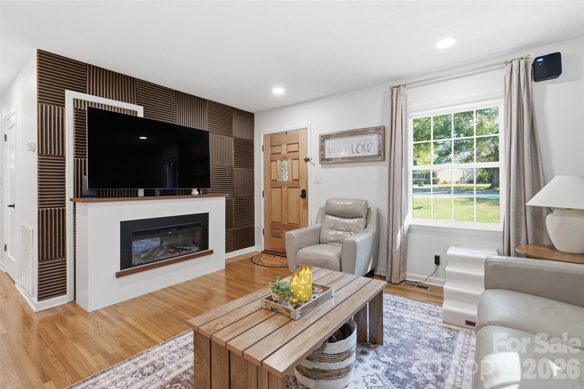 Single Family Residence at 19213 Carter Circle, Cornelius, photo 5 of 21