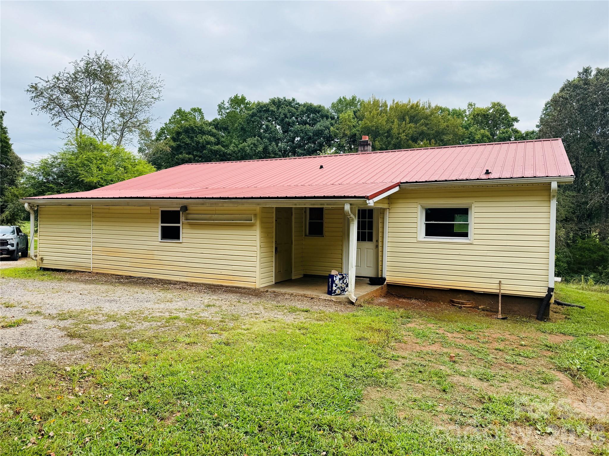 Single Family Residence at 126 Penguin Lane, Statesville, photo 4 of 16