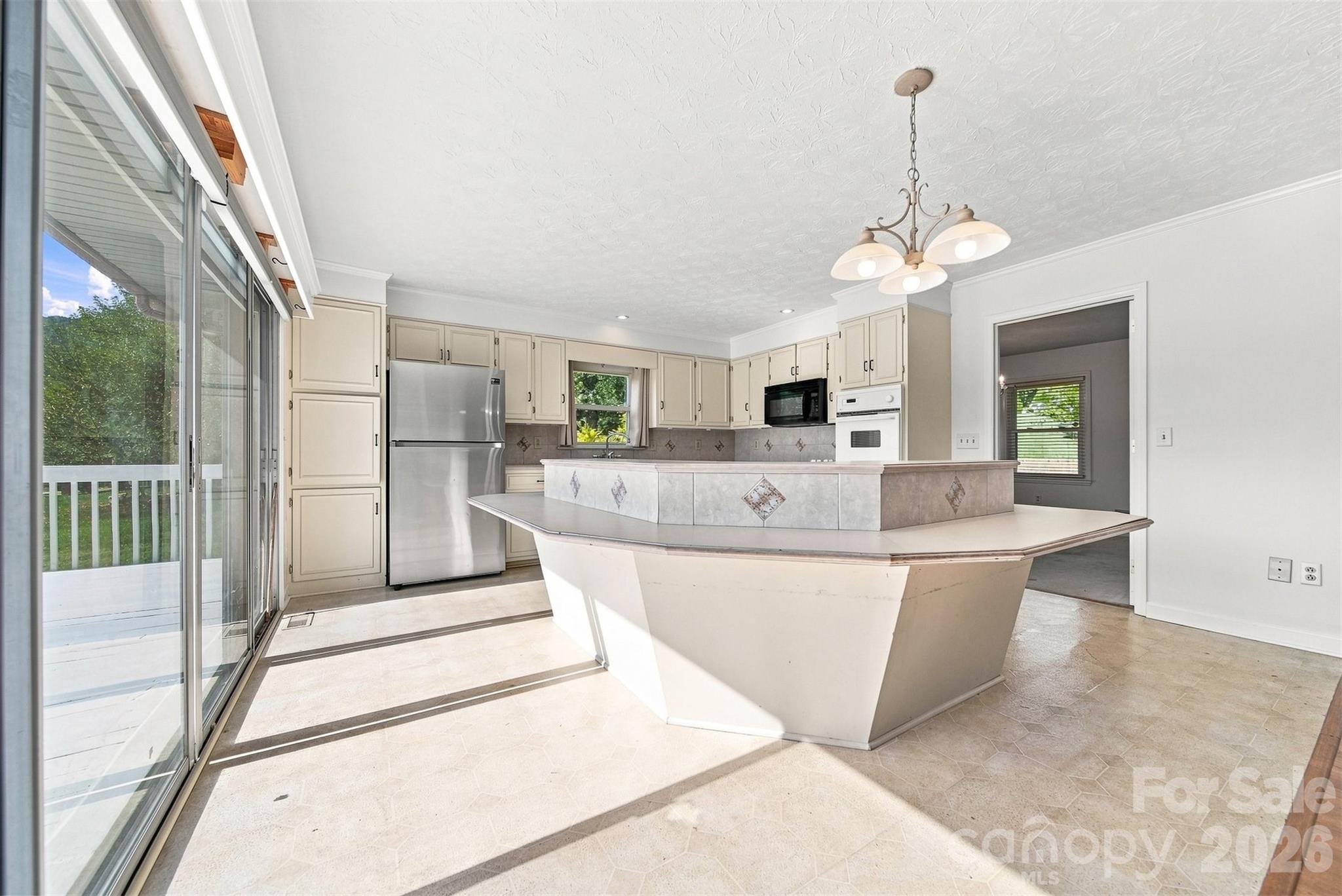 Single Family Residence at 2796 Lakeview Drive, Lenoir, photo 9 of 47