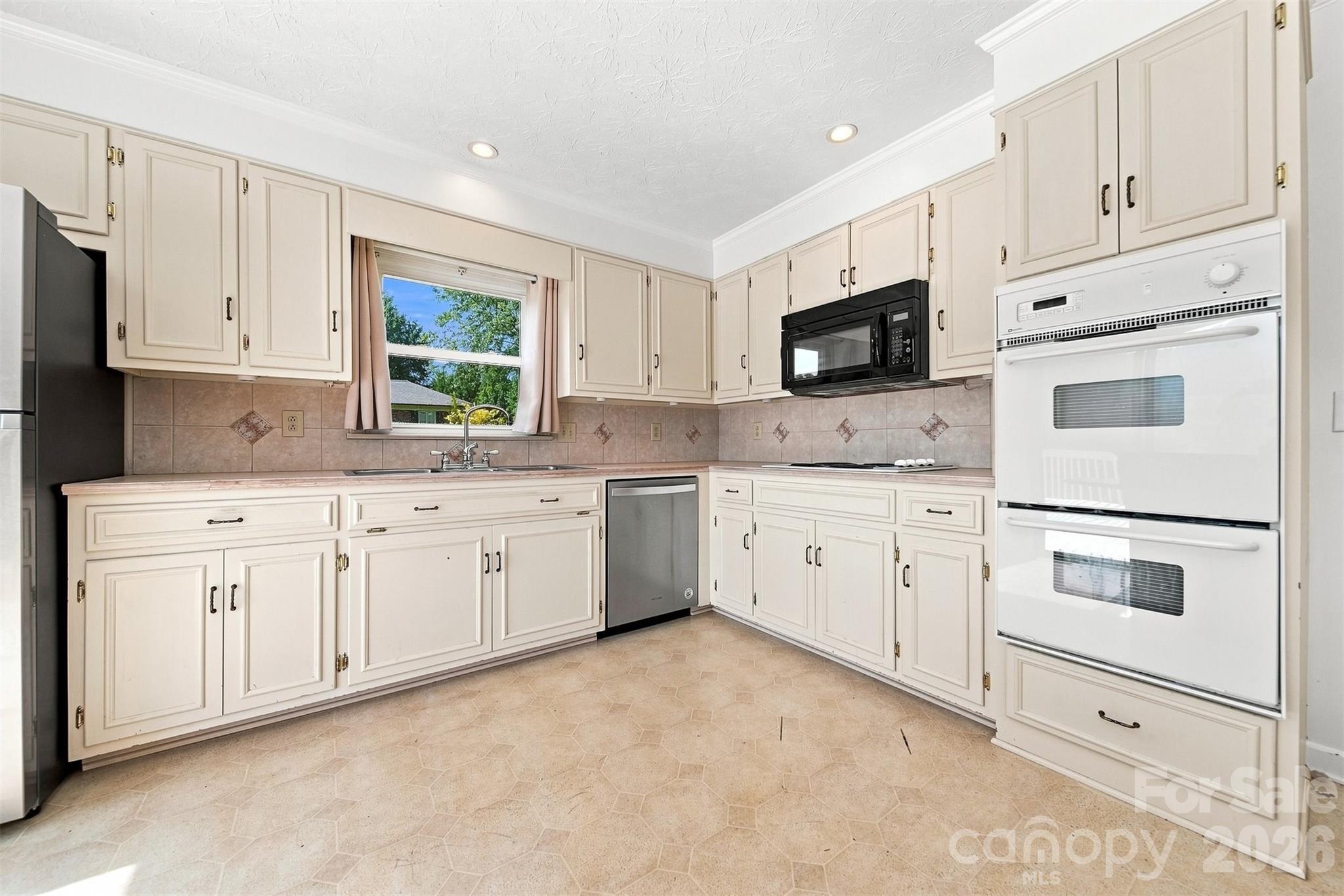 Single Family Residence at 2796 Lakeview Drive, Lenoir, photo 10 of 47