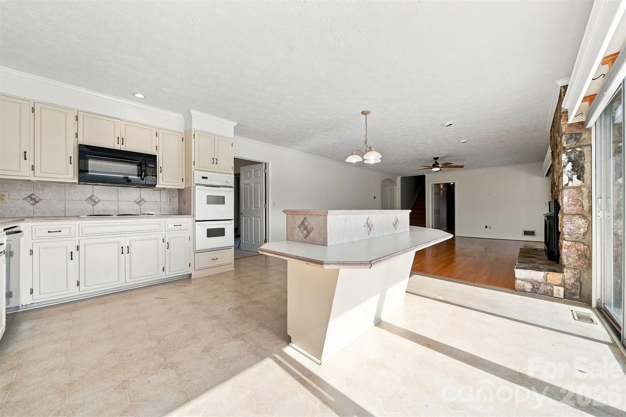 Single Family Residence at 2796 Lakeview Drive, Lenoir, photo 11 of 47