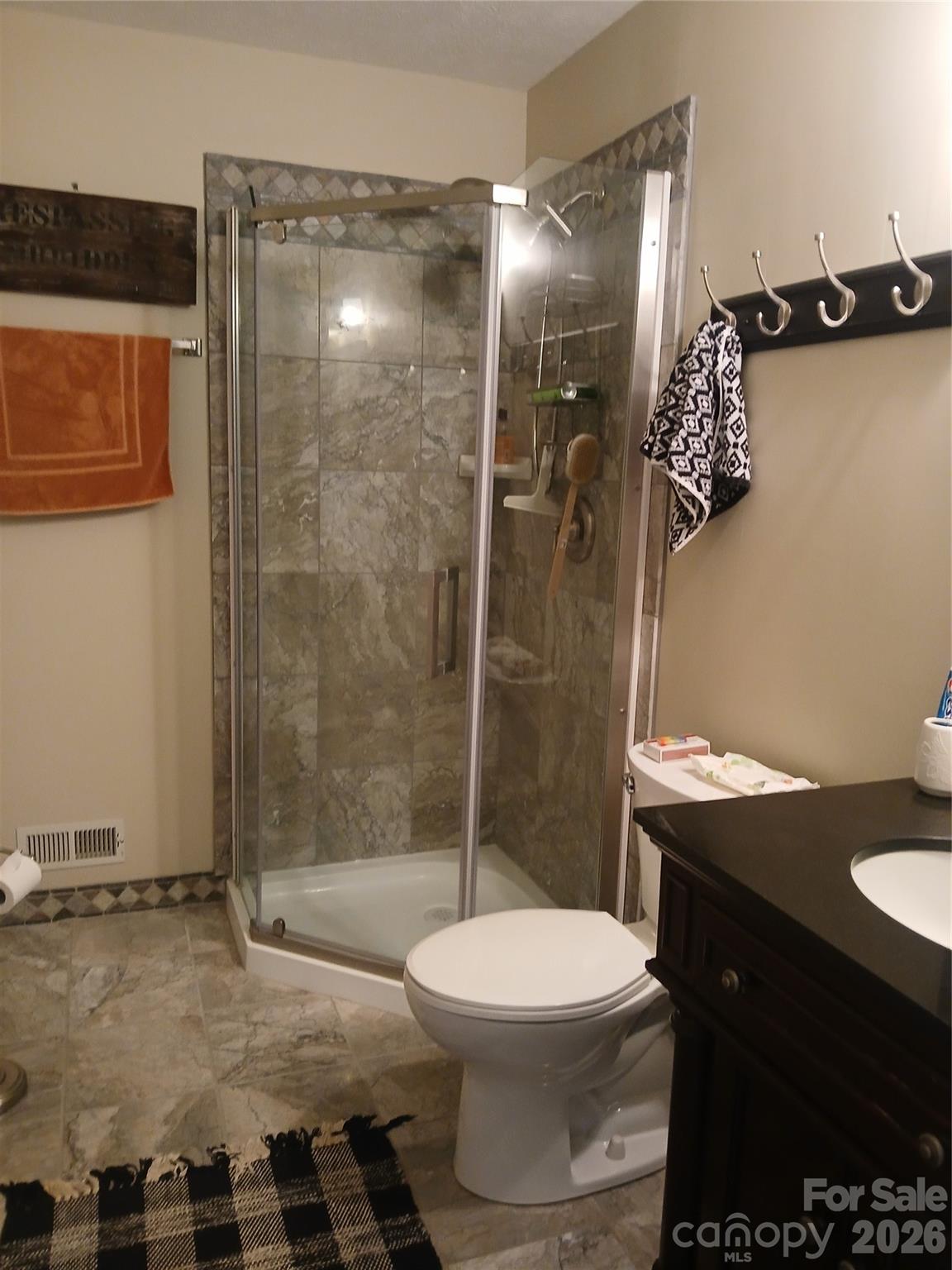 Full bath in loft - 304 red oak Drive, Hendersonville
