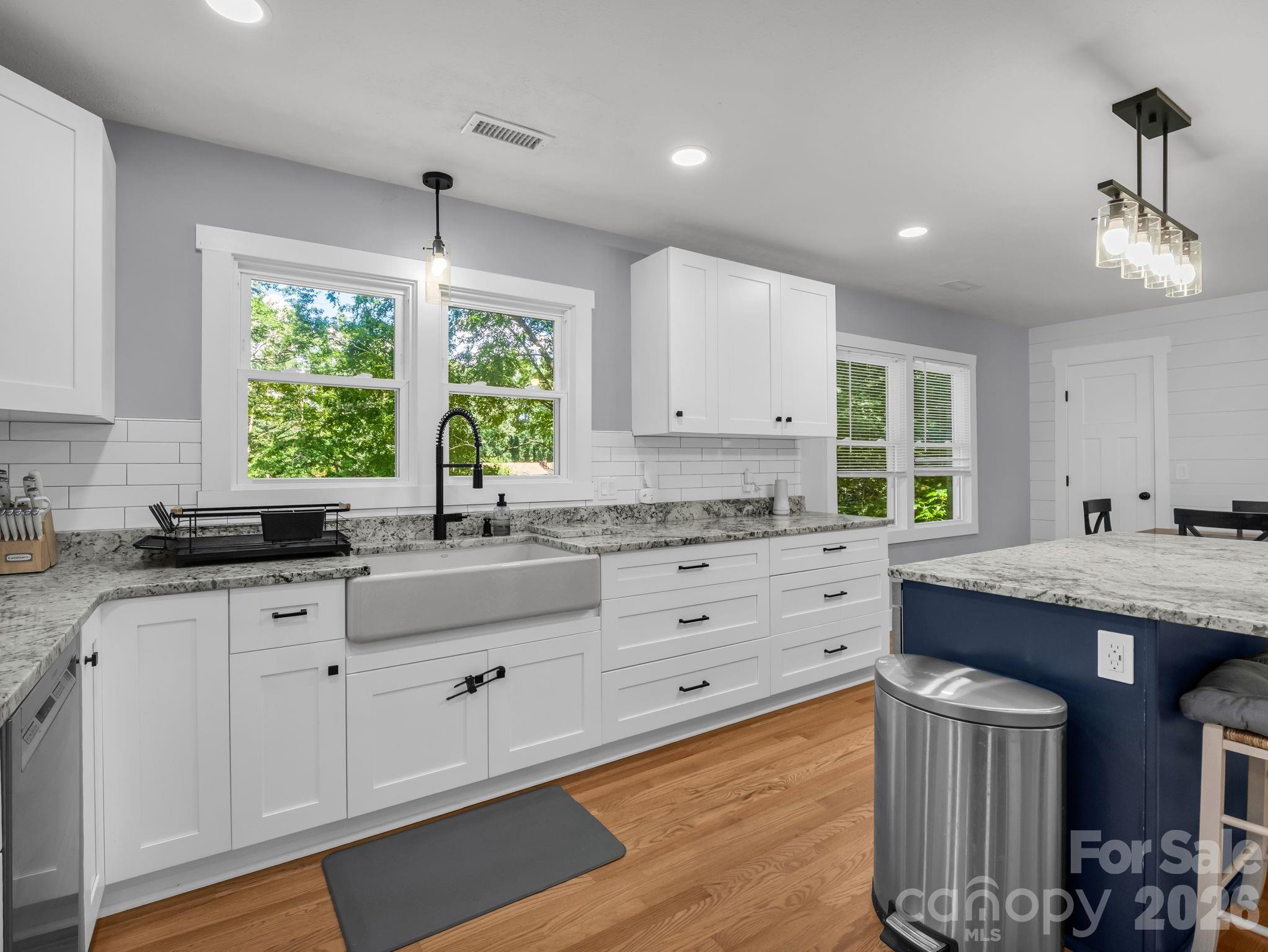 Farmhouse sink - 3208 Florida Drive, Hendersonville