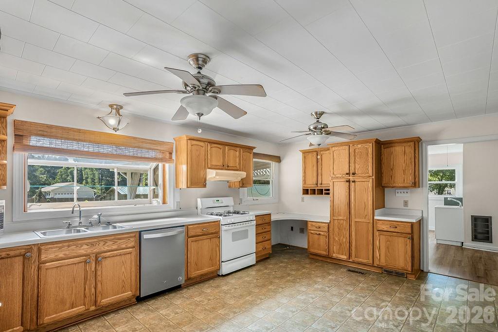 Single Family Residence at 8095 Henry Harris Road, Indian Land, photo 7 of 43