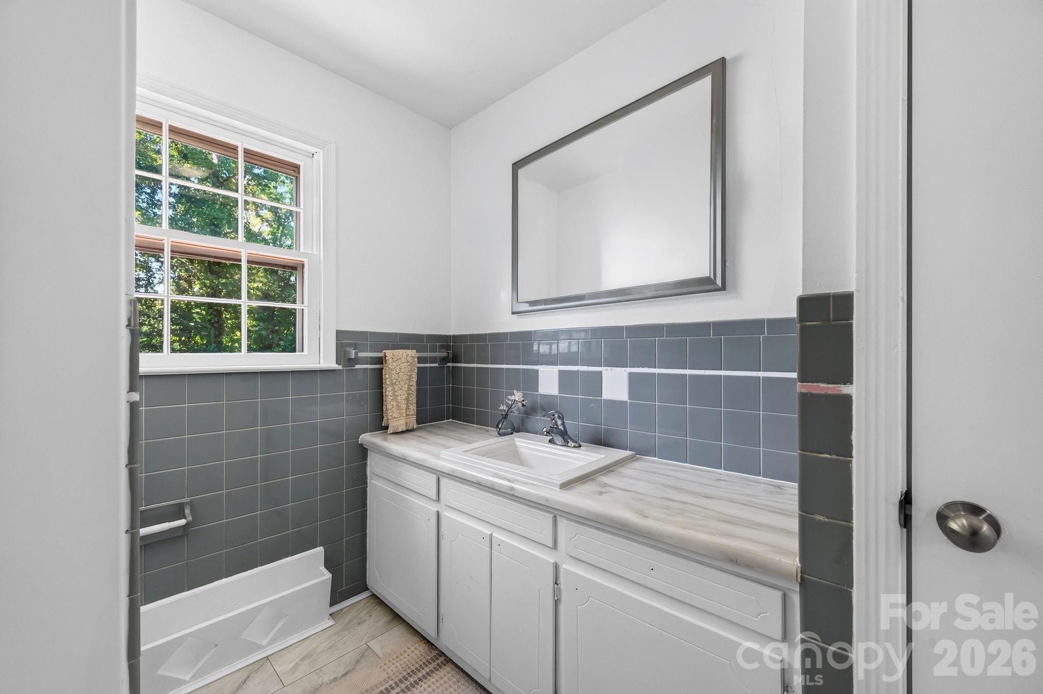 Full bath in main house near 3 upstairs bedrooms - 2 Independence Boulevard, Asheville