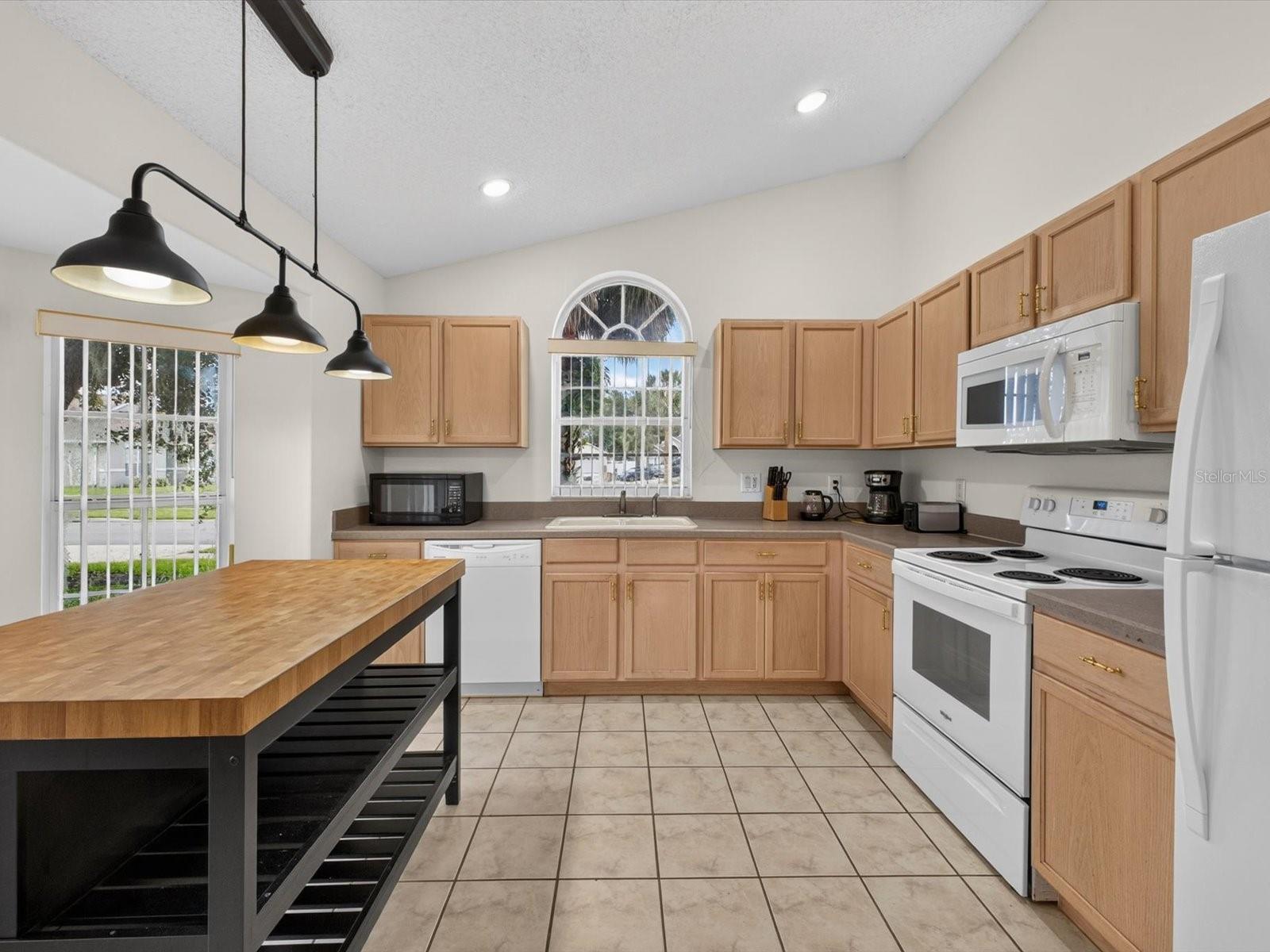 Single Family Residence at 8014 SPRING CREEK DR, KISSIMMEE, photo 5 of 32