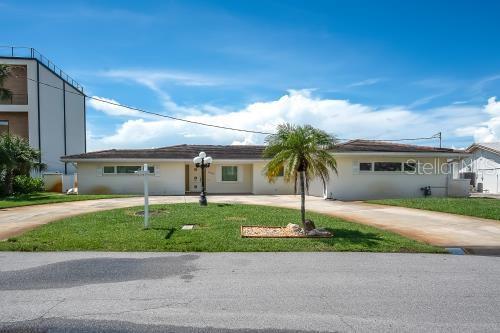 This lovely home is ready to welcome its new owner! Bring your vision and designer touches to create the waterfront retreat of your dreams in the highly desirable Pasadena Golf Club Estates community. - 6505 DEBBIE LN S, ST PETERSBURG