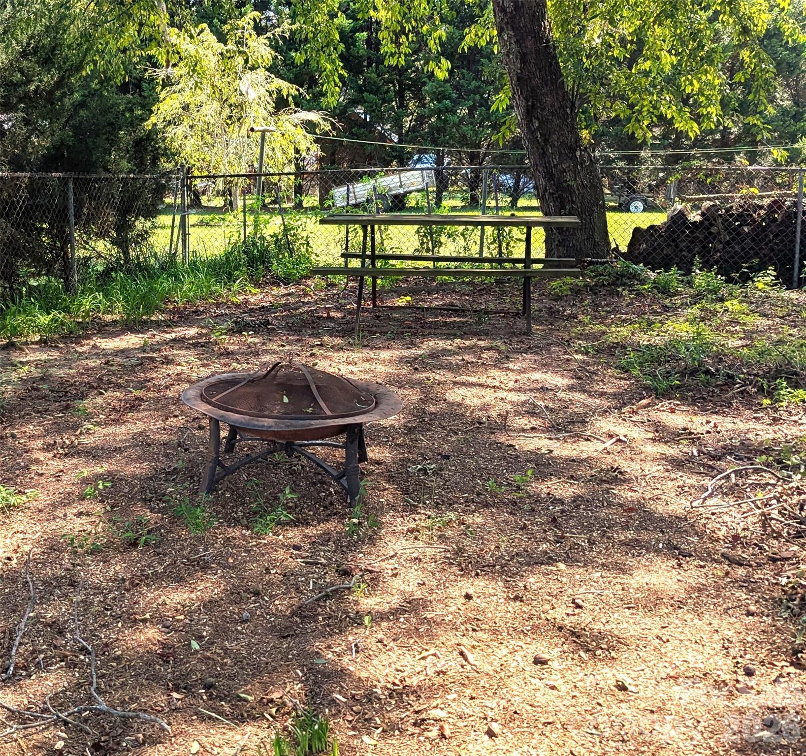firepit and picnic table - 605 Lincoln Lane SW, Lenoir