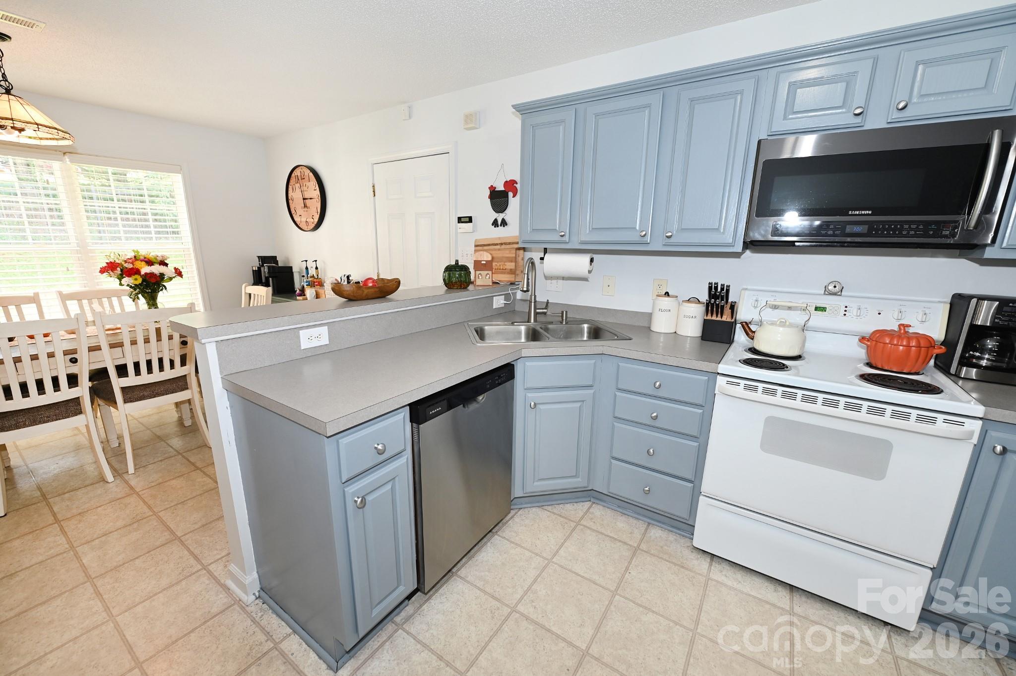 Kitchen provides room for easy entertaining and family meals. Door from garage allows easy access for carrying in groceries - 236 17th Avenue SE, Hickory