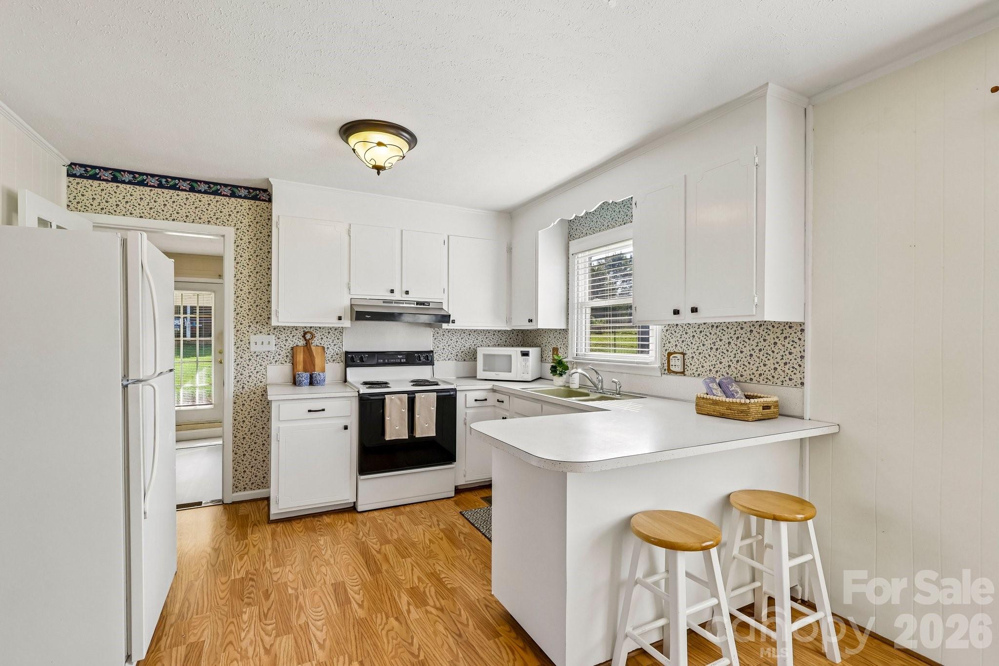 Charming Eat-in kitchen - 5111 Hawthorne Lane, Shelby