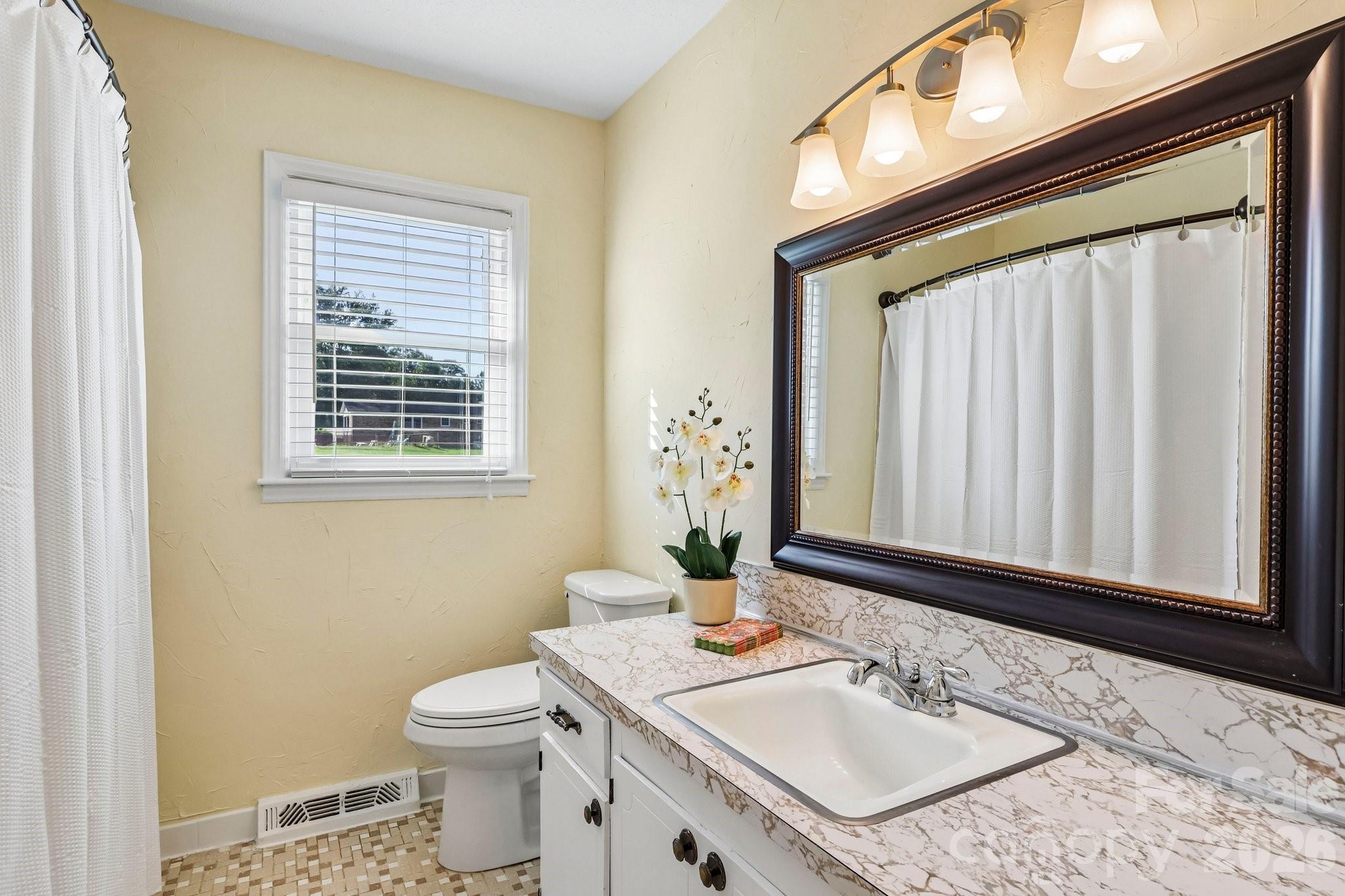 Full Bathroom - 5111 Hawthorne Lane, Shelby