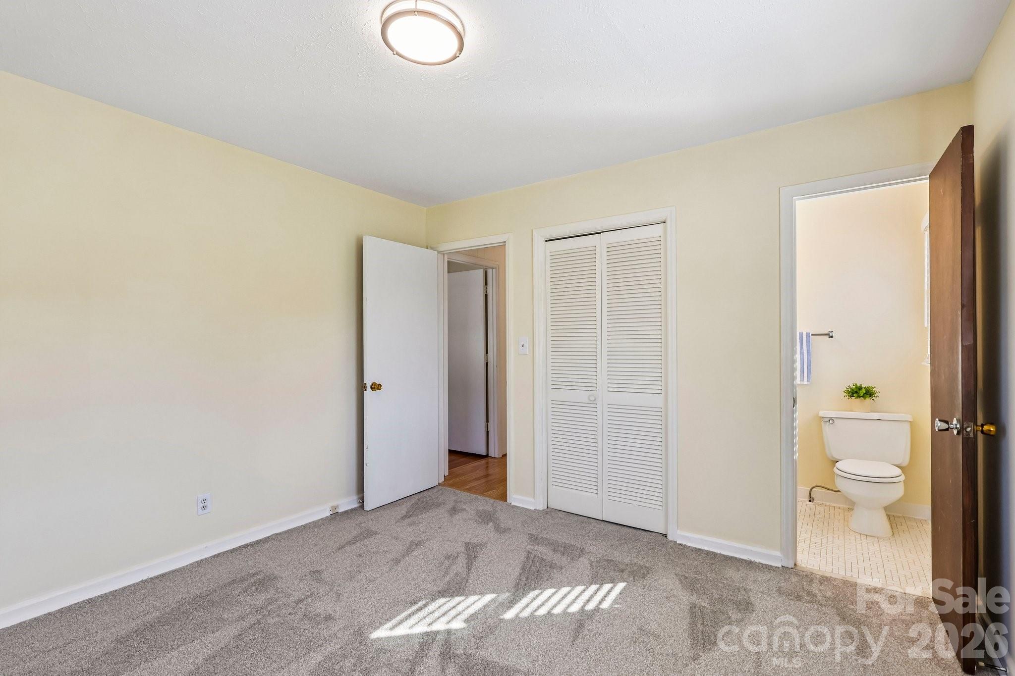 Walk in closet - 5111 Hawthorne Lane, Shelby