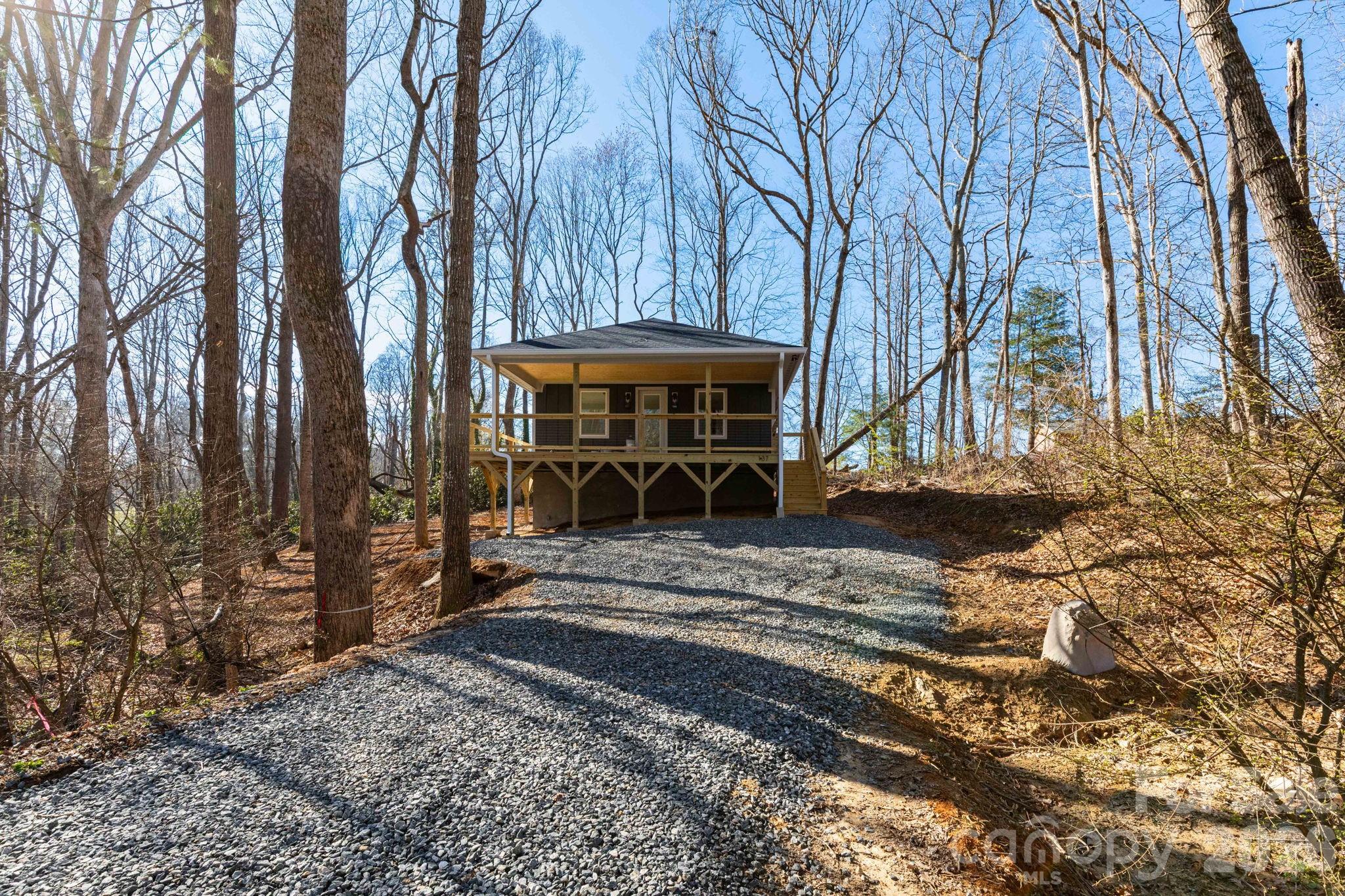 Private and tranquil setting - 137 E Arbutus Trail, Hendersonville