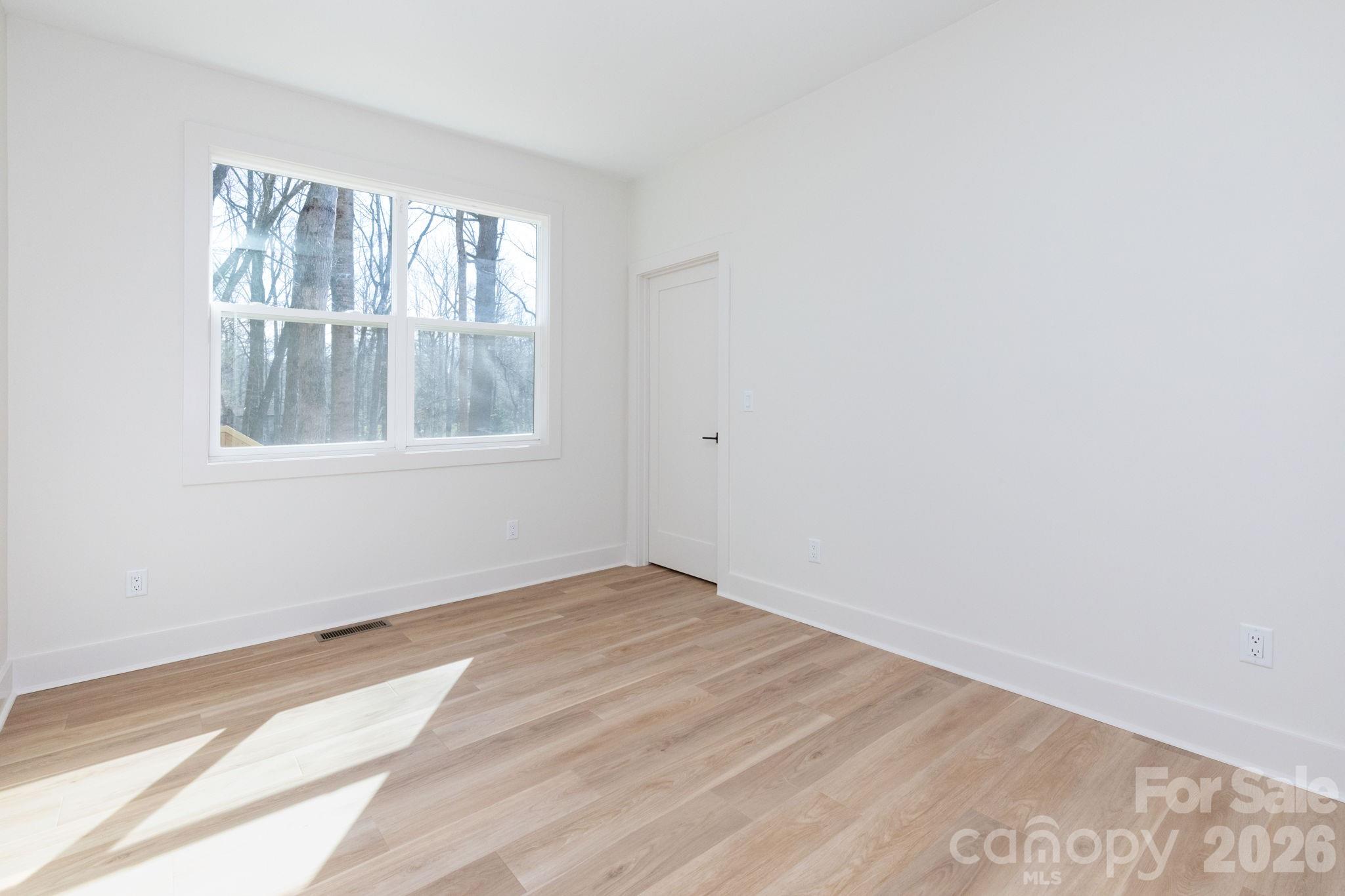 Single Family Residence at 137 E Arbutus Trail, Hendersonville, photo 18 of 27