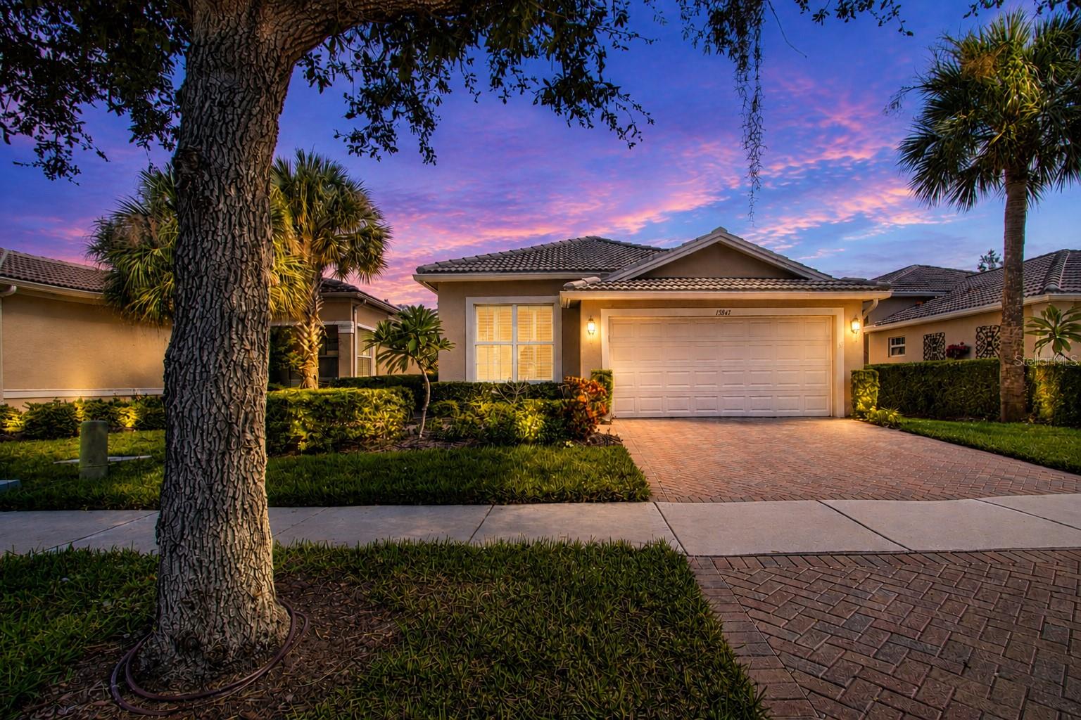 Home @twilight - 15847 COBBLE MILL DR, WIMAUMA