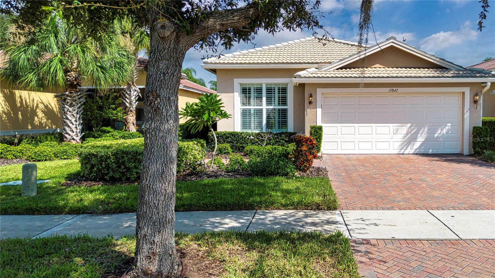 Brick pavers surround entry ways - 15847 COBBLE MILL DR, WIMAUMA