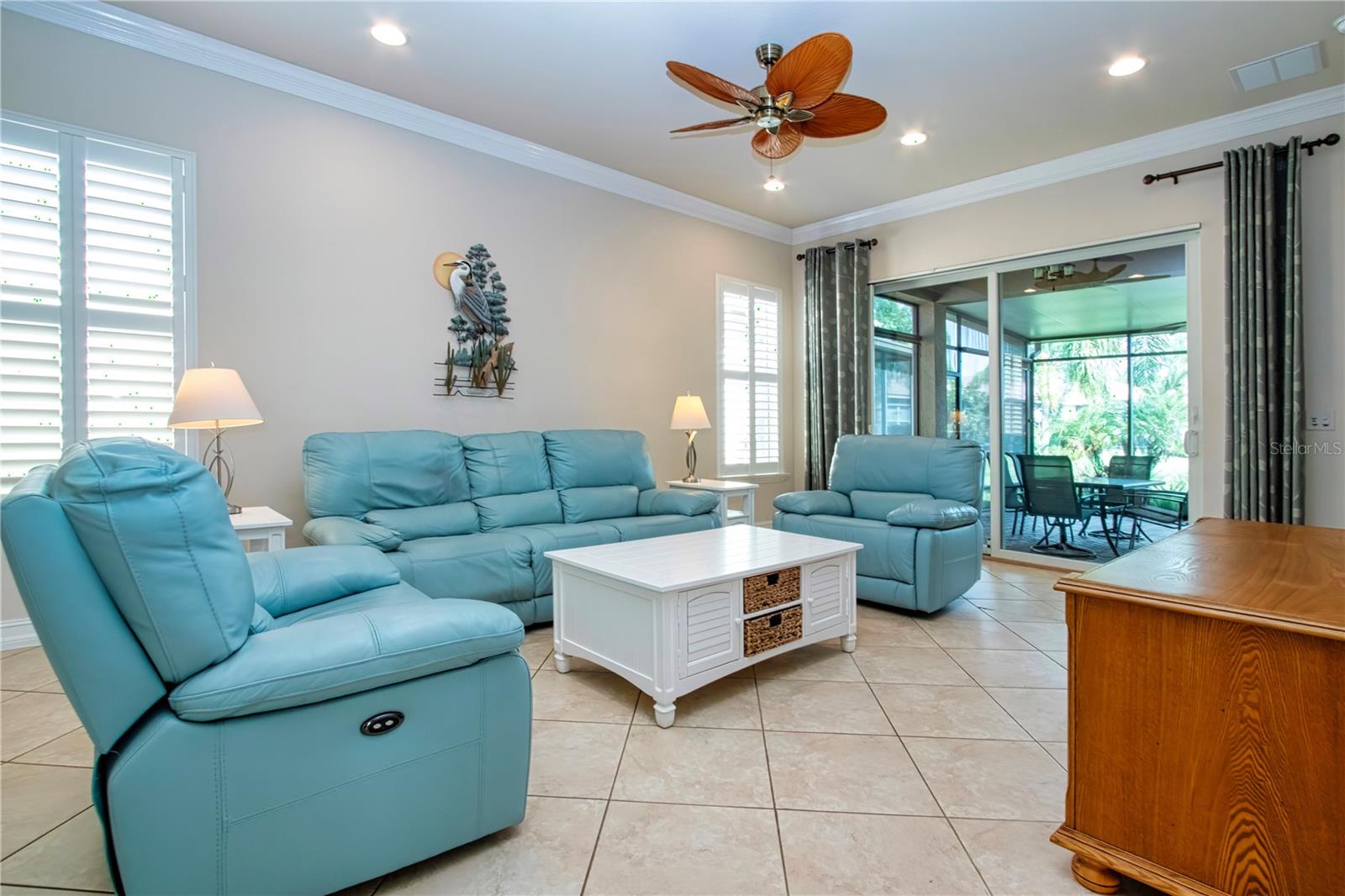 Crown molding throughout the home! - 15847 COBBLE MILL DR, WIMAUMA