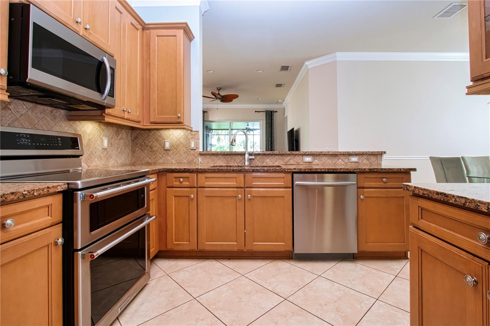 Induction range with double ovens - 15847 COBBLE MILL DR, WIMAUMA