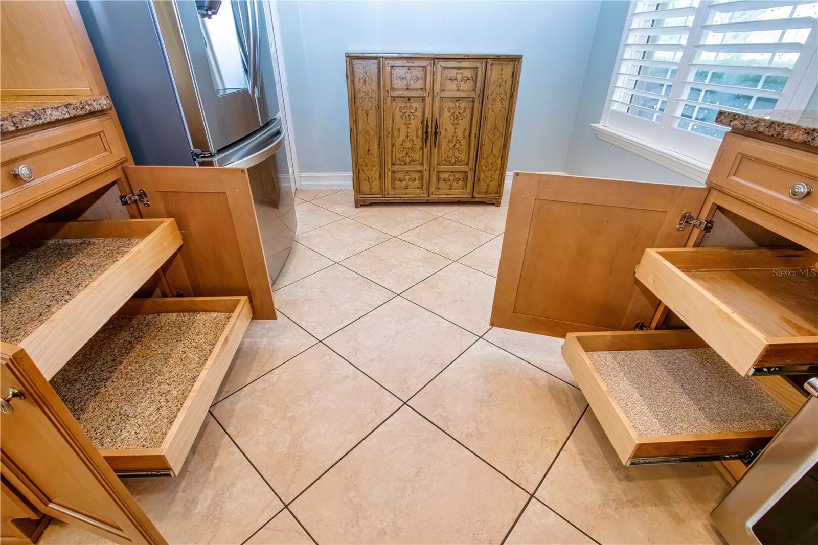 Pull out drawers - 15847 COBBLE MILL DR, WIMAUMA