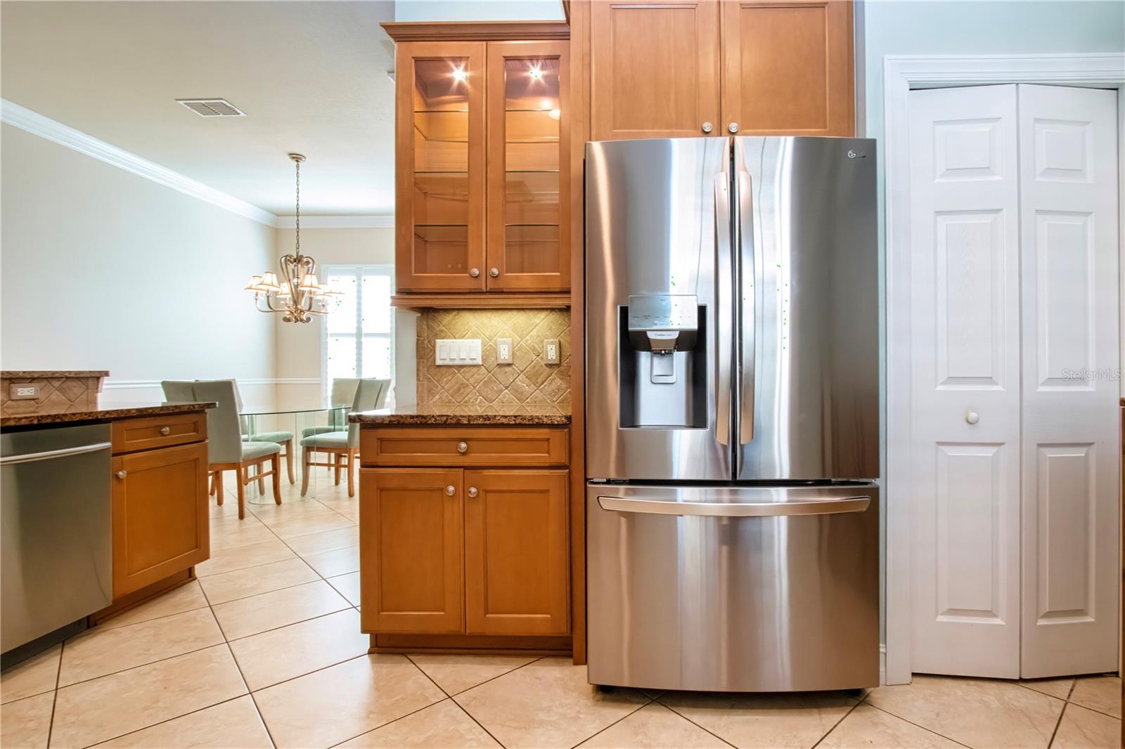 Display cabinet and under counter lighting - 15847 COBBLE MILL DR, WIMAUMA