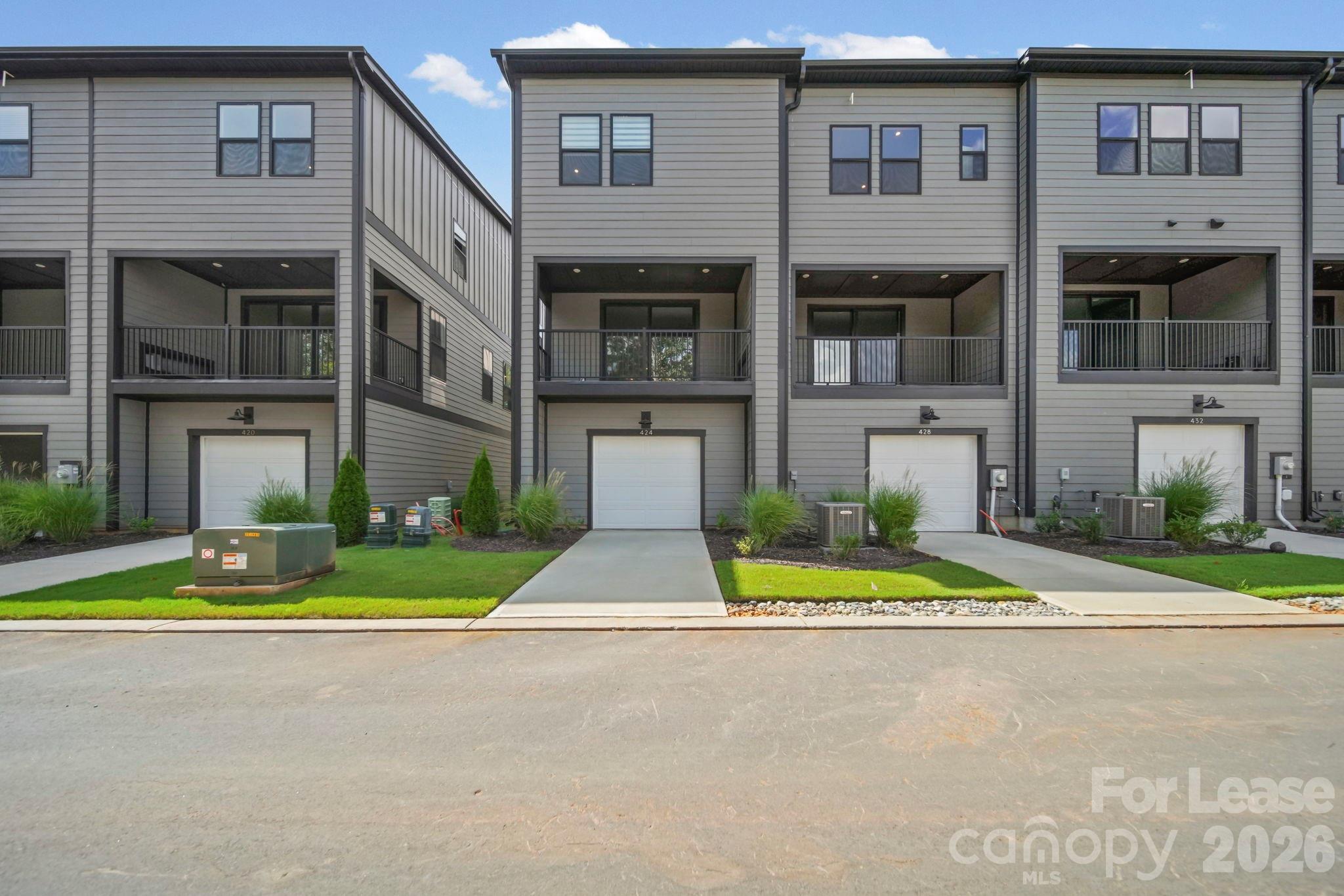 single garage door, 2 car garage - 424 Old Town Village Road, Waxhaw