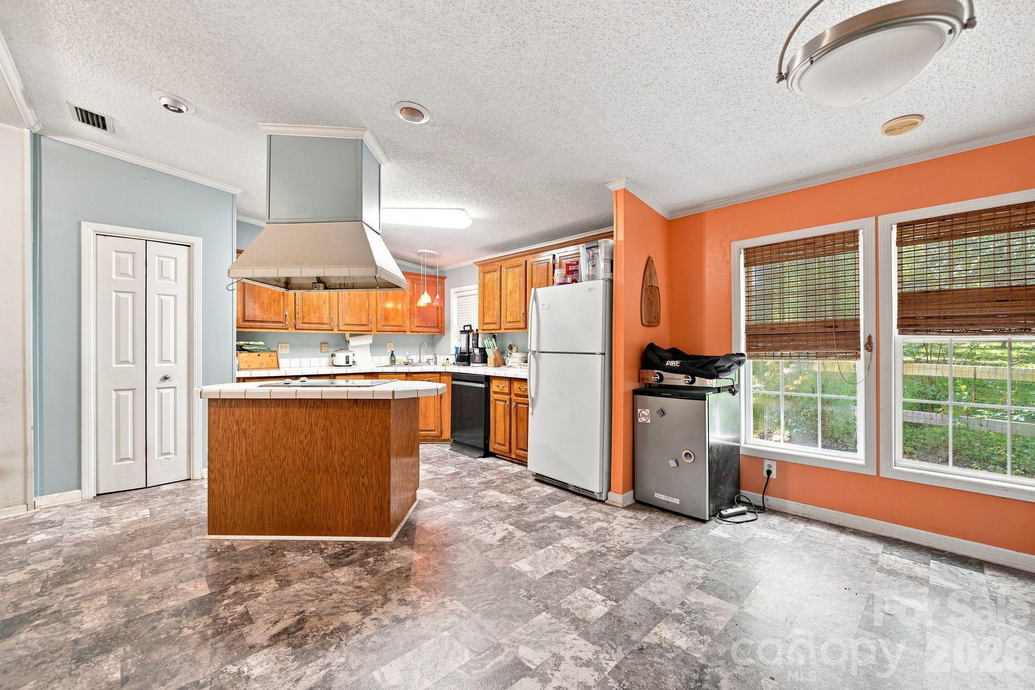 Lots of natural light - 1062 Bayneswood Lane, Fort Mill