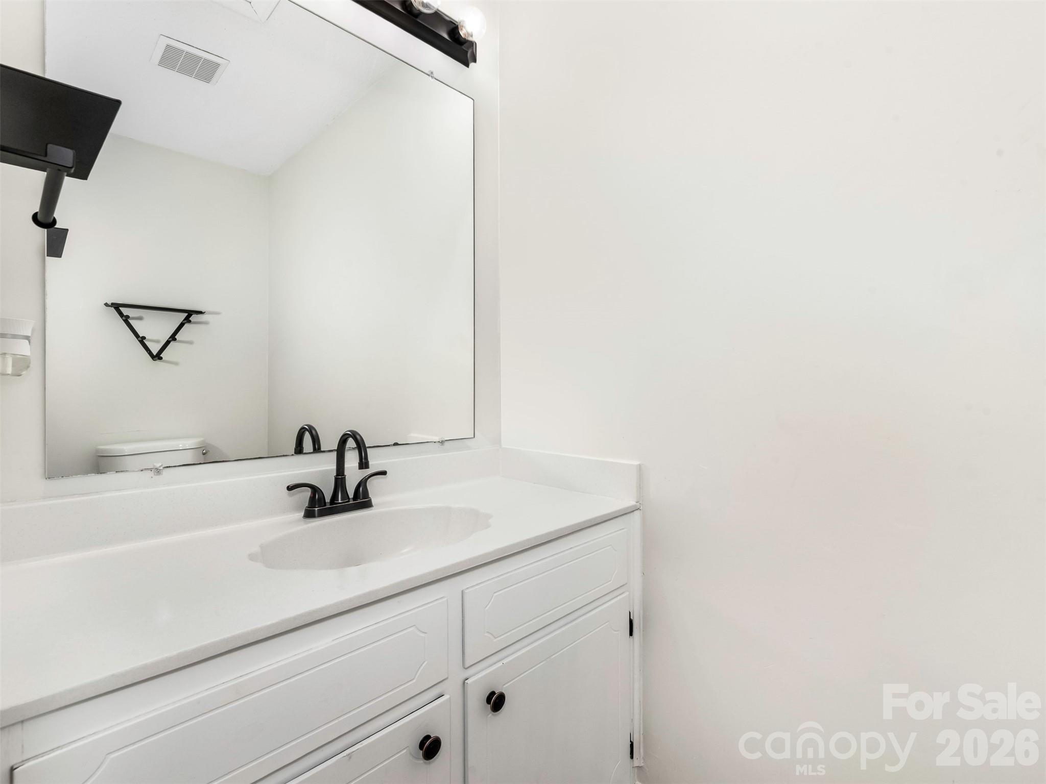 Single Family Residence at 14200 Hackamore Drive, Matthews, photo 10 of 44