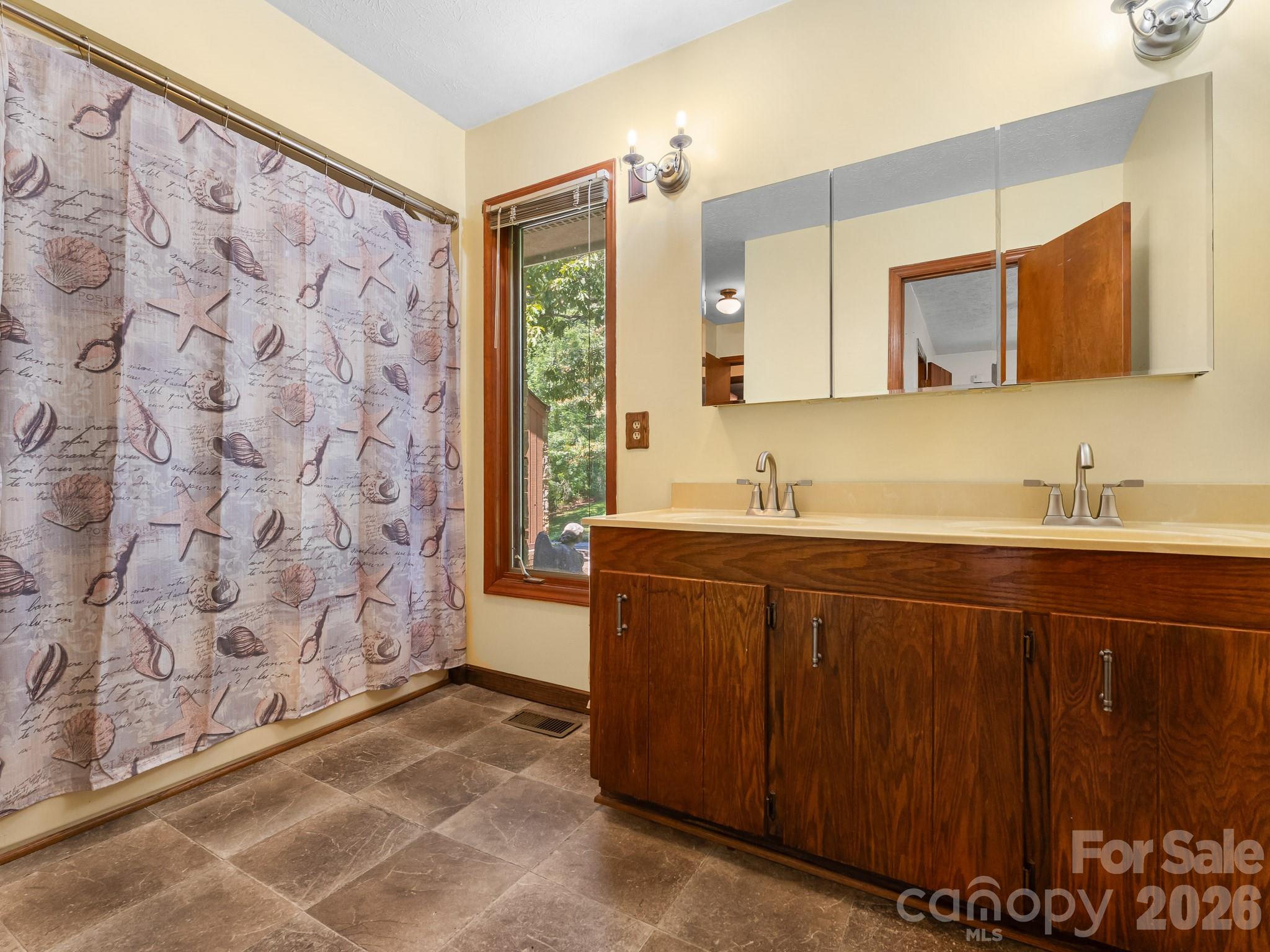 Full Bath on main - 40 Country Bear Lane, Flat Rock
