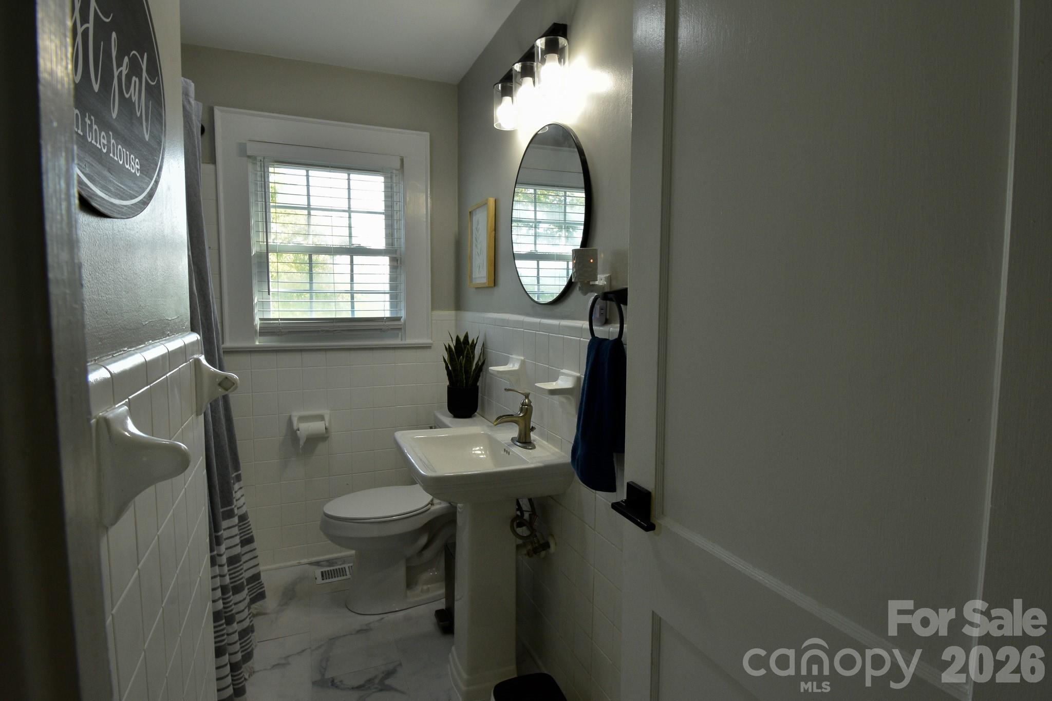 Hallway full bathroom - 541 Perry Road, Troutman