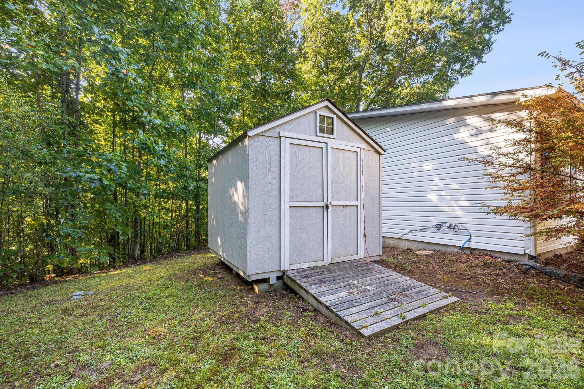 Single Family Residence at 96 Fallswood Court, Hendersonville, photo 37 of 41