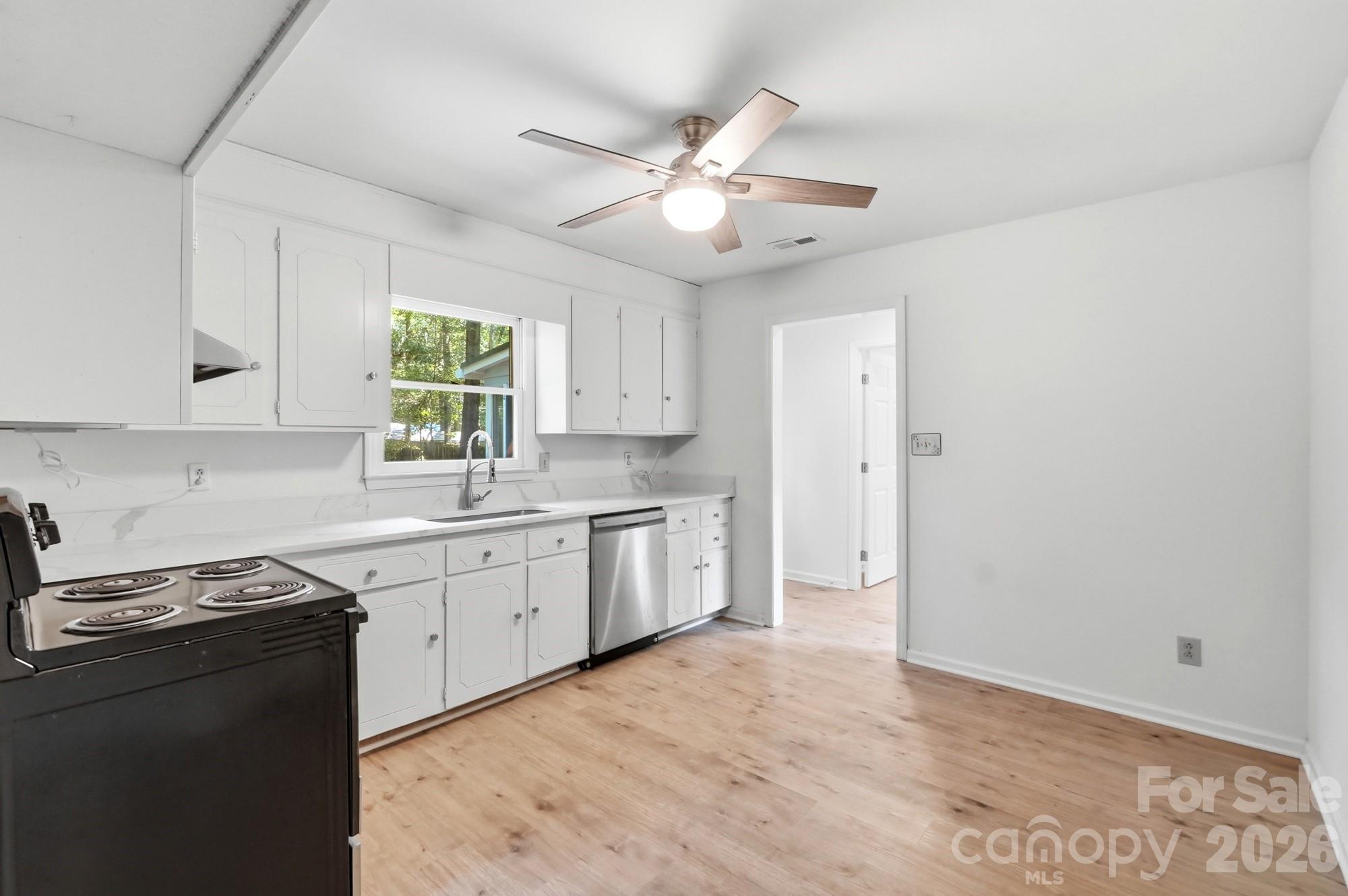Single Family Residence at 6324 Saddlewood Drive, Waxhaw, photo 9 of 31