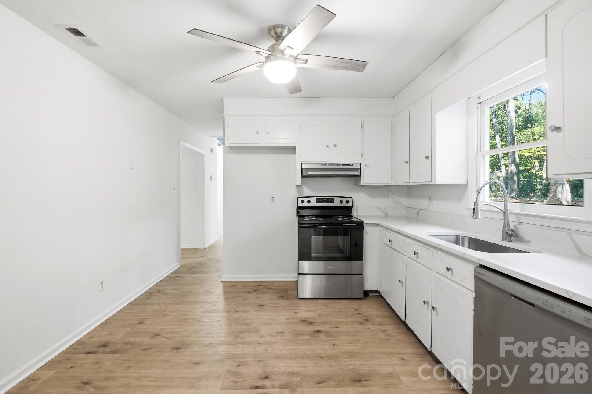 Single Family Residence at 6324 Saddlewood Drive, Waxhaw, photo 11 of 31